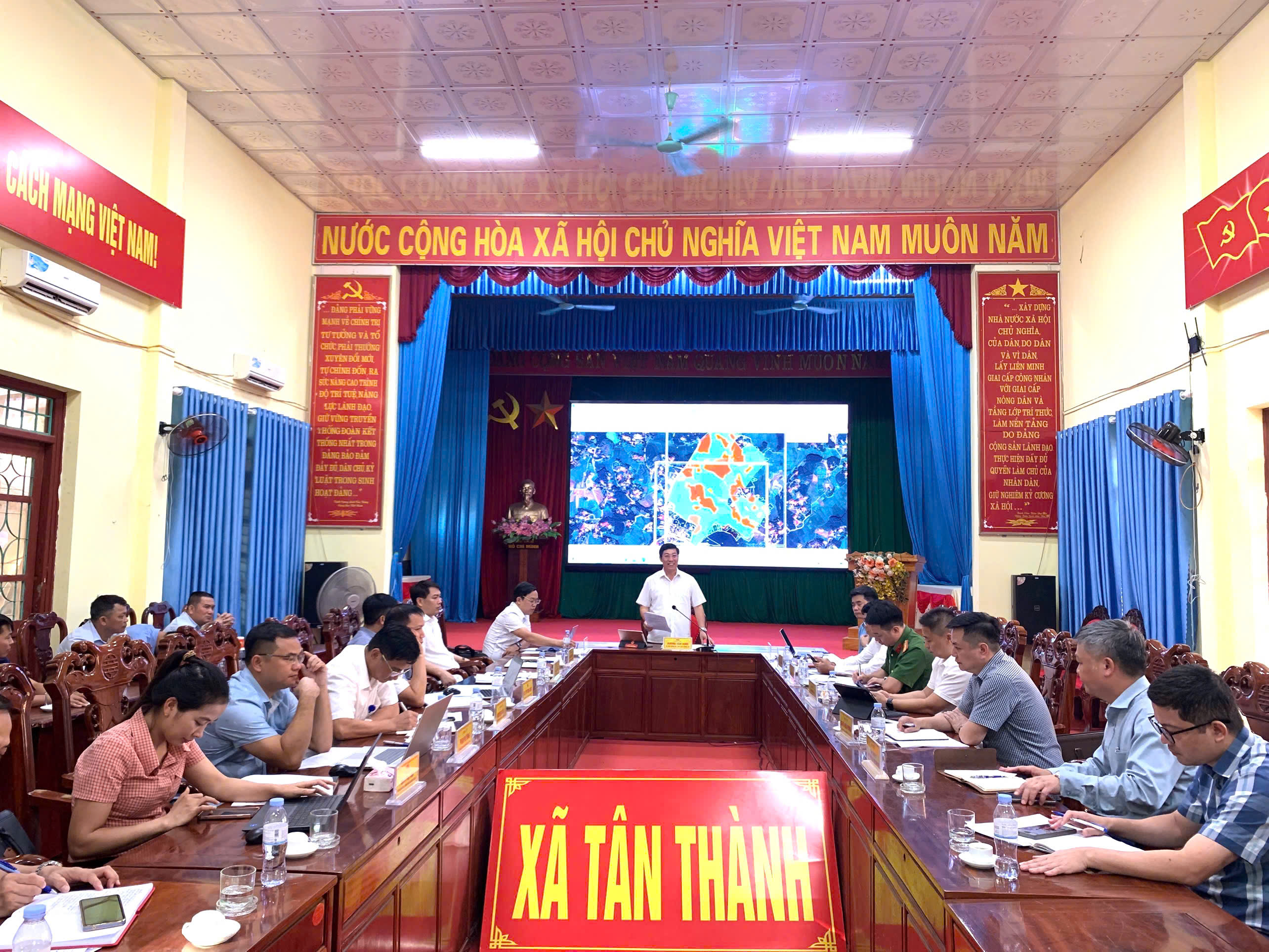 ĐẢNG ỦY XÃ TÂN THÀNH HỌP KIỂM ĐIỂM TIẾN ĐỘ GIẢI PHÓNG MẶT BẰNG CÁC DỰ ÁN TRÊN ĐỊA BÀN