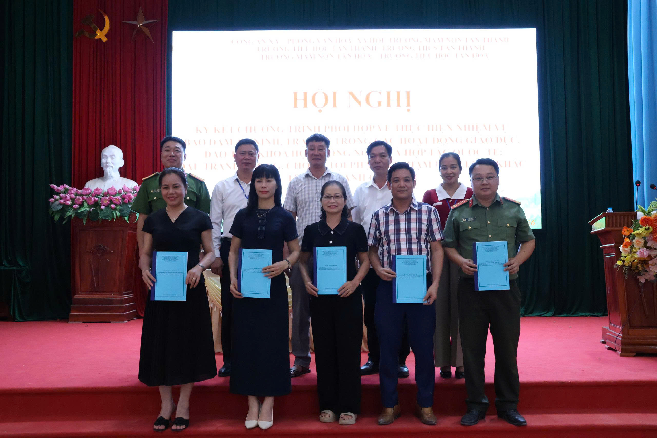CÔNG AN XÃ TÂN THÀNH TỔ CHỨC HỘI NGHỊ KÝ KẾT CHƯƠNG TRÌNH PHỐI HỢP BẢO ĐẢM AN NINH, TRẬT TỰ TRONG LĨNH VỰC GIÁO DỤC