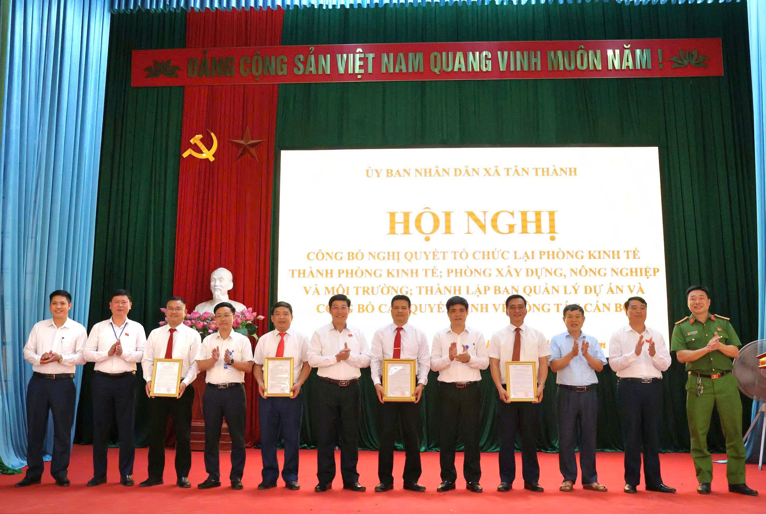 XÃ TÂN THÀNH CÔNG BỐ NGHỊ QUYẾT TỔ CHỨC LẠI PHÒNG KINH TẾ; THÀNH LẬP BAN QUẢN LÝ DỰ ÁN VÀ CÁC QUYẾT ĐỊNH VỀ CÔNG TÁC CÁN BỘ