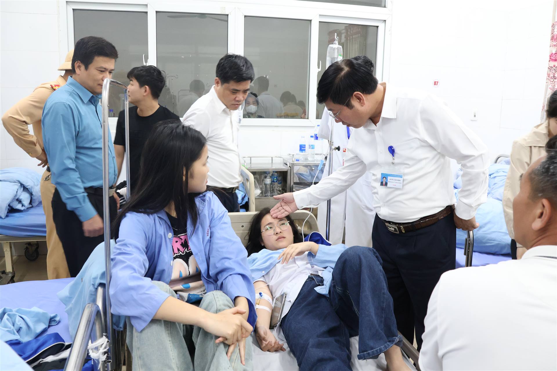 LÃNH ĐẠO XÃ TÂN THÀNH THĂM HỎI, ĐỘNG VIÊN CÁC CHÁU HỌC SINH BỊ VA CHẠM GIAO THÔNG