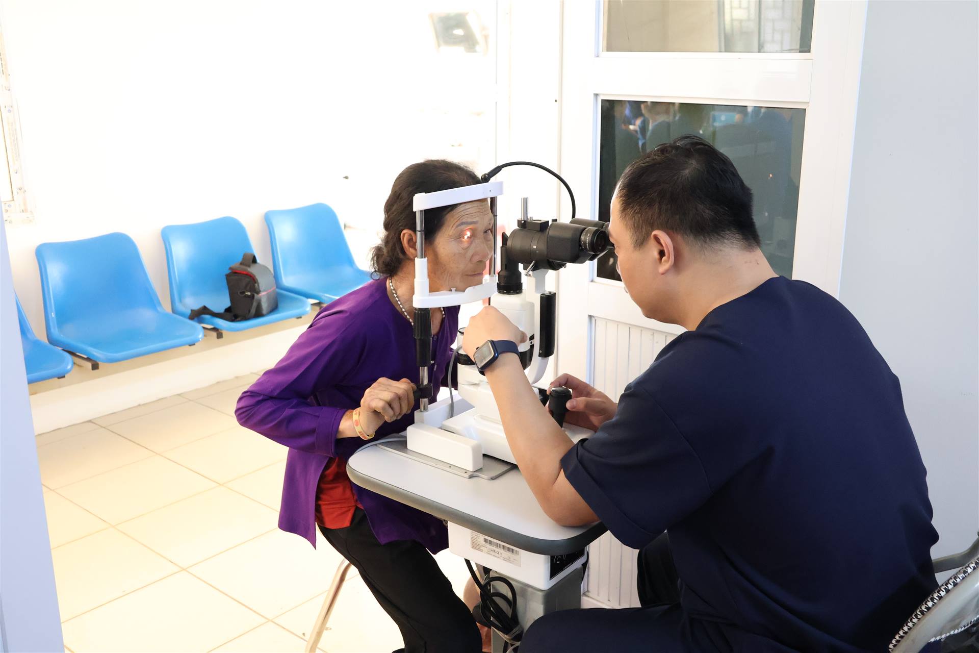 400 LƯỢT NGƯỜI ĐƯỢC KHÁM MẮT, TƯ VẤN SỨC KHỎE VÀ CẤP PHÁT THUỐC MIỄN PHÍ