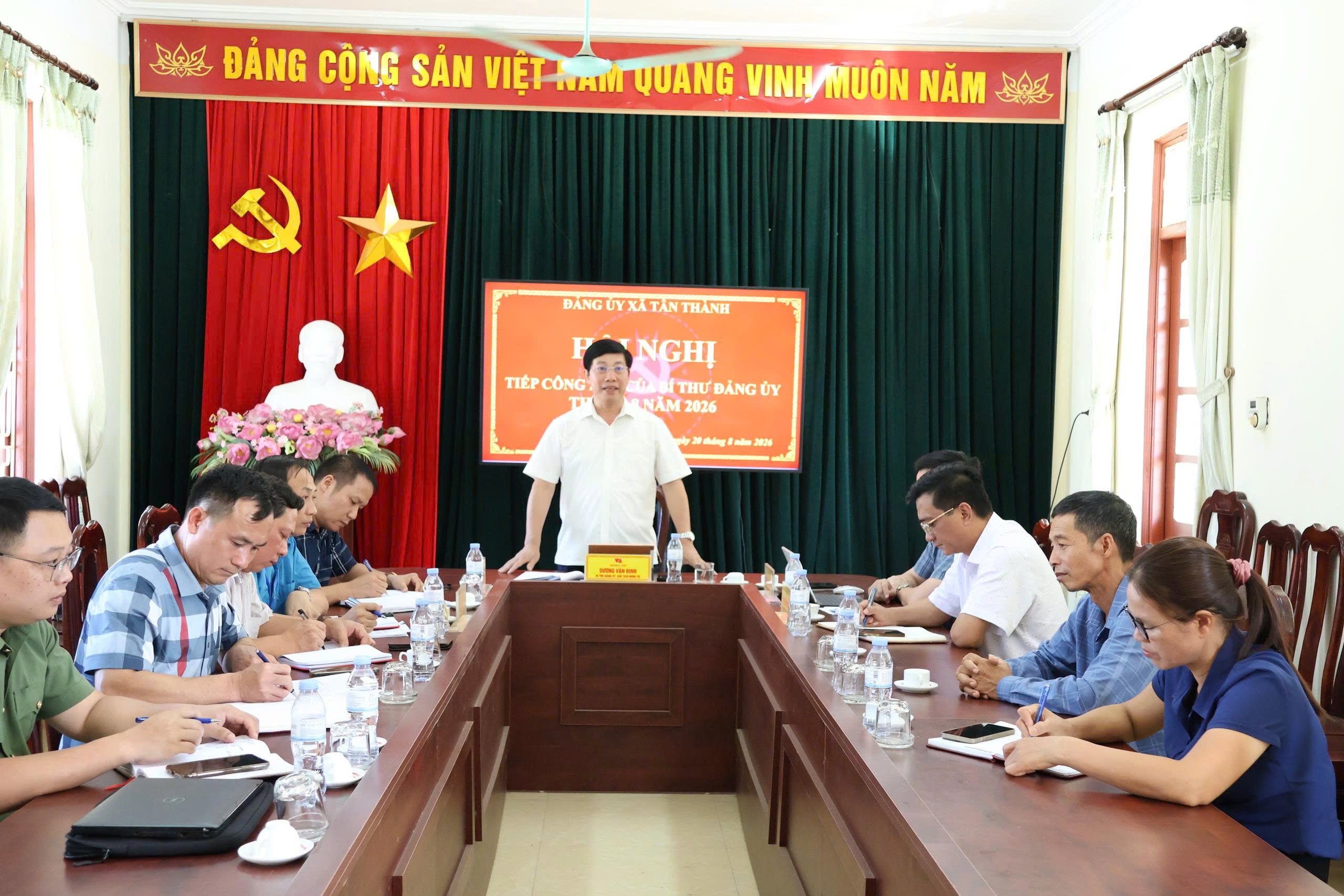 BÍ THƯ ĐẢNG ỦY XÃ TÂN THÀNH TIẾP CÔNG DÂN, ĐỐI THOẠI TRỰC TIẾP VỚI NHÂN DÂN