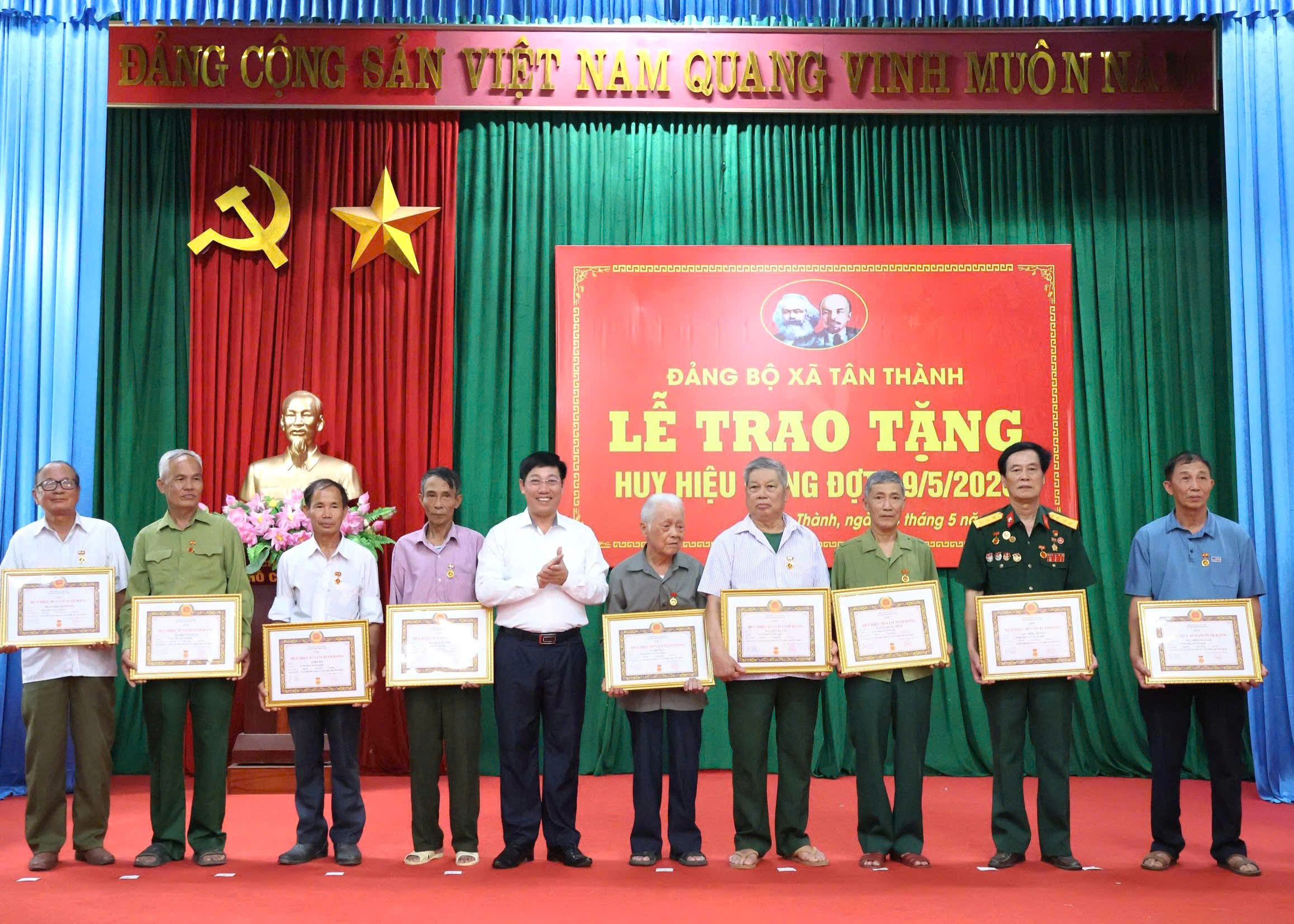 Anh-tin-bai