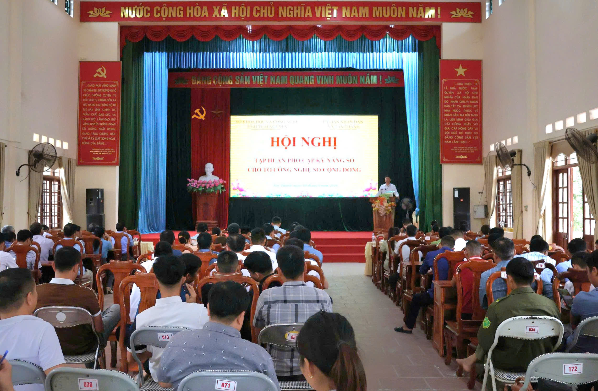 XÃ TÂN THÀNH TỔ CHỨC HỘI NGHỊ TẬP HUẤN PHỔ CẬP KỸ NĂNG SỐ CHO TỔ CÔNG NGHỆ SỐ CỘNG ĐỒNG