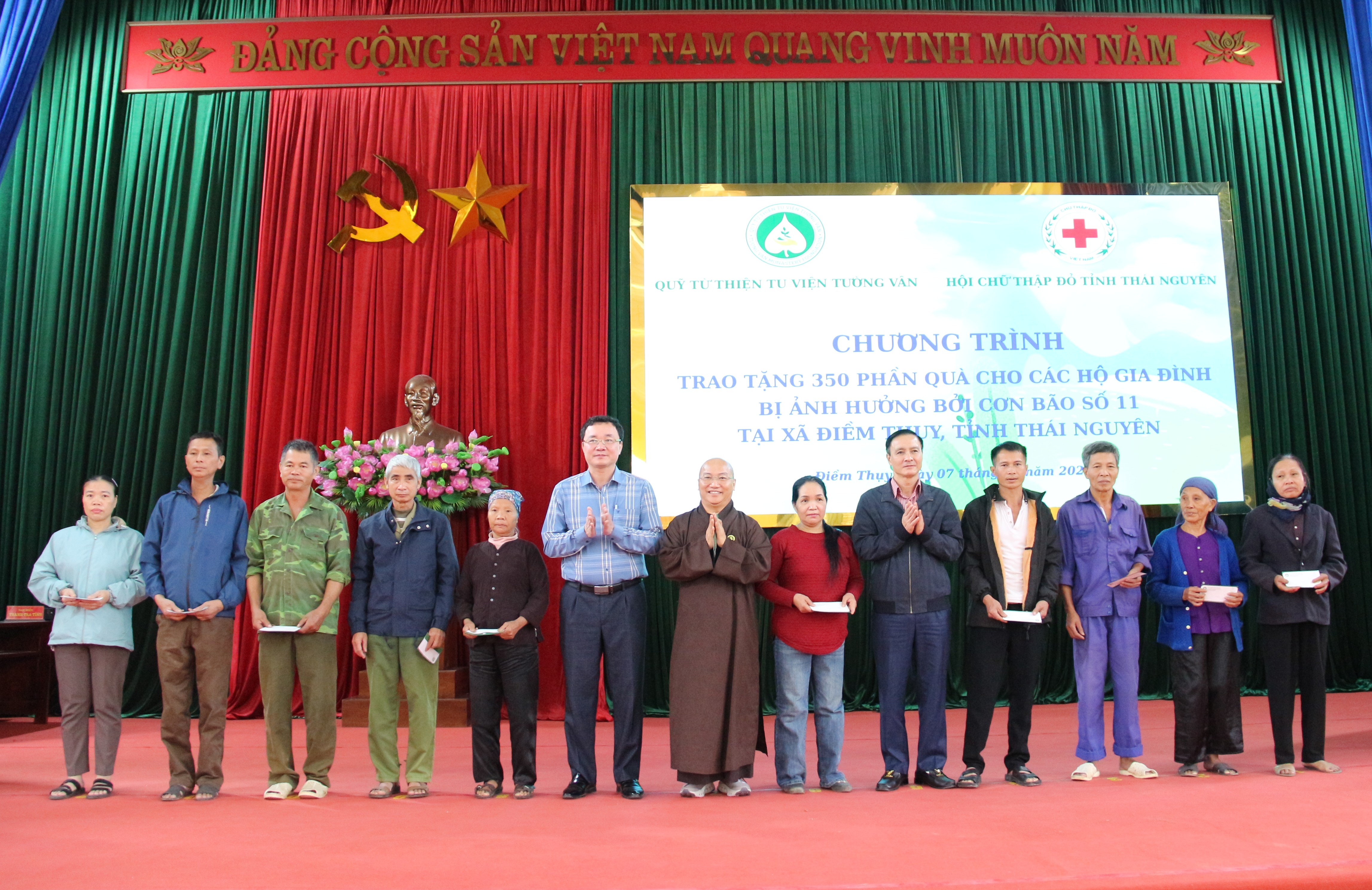 Trao hỗ trợ cho các hộ dân bị ảnh hưởng mưa lũ 