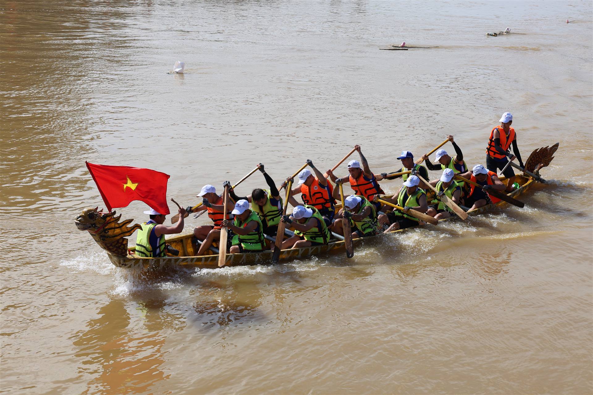 Sôi nổi Lệ bơi chải truyền thống đình Đông năm 2026