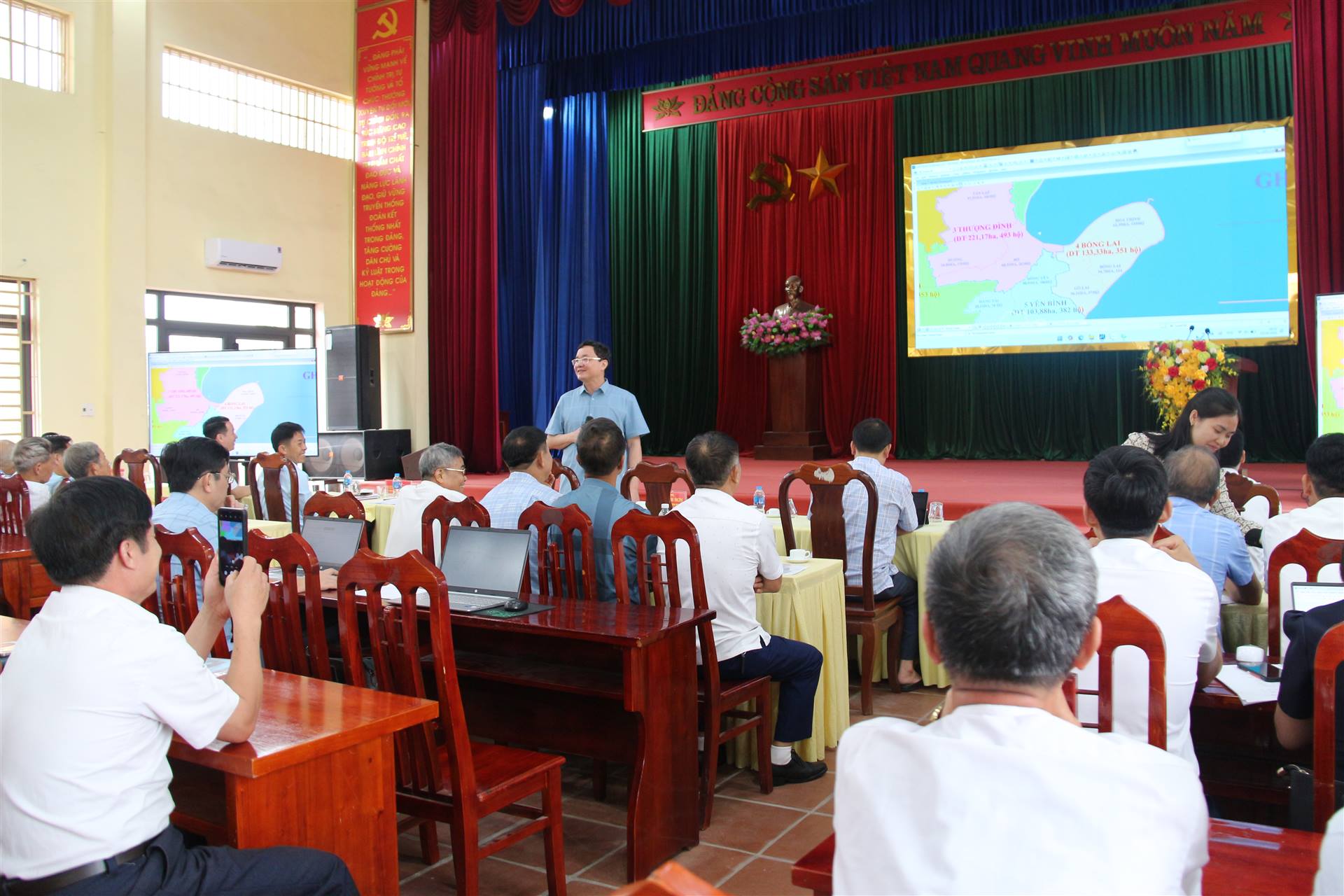 Thảo luận phương án sắp xếp, tổ chức lại các xóm 