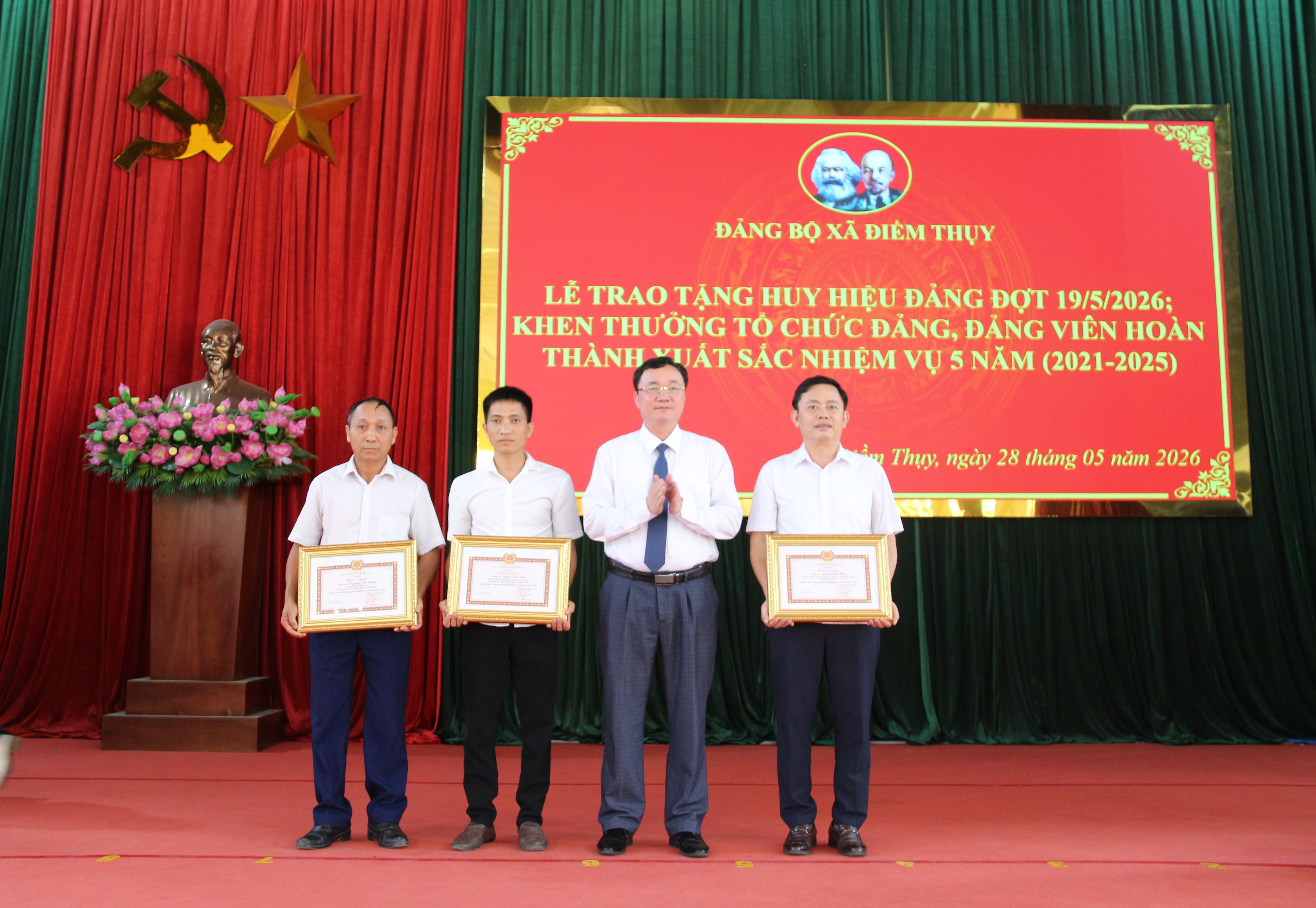 Anh-tin-bai