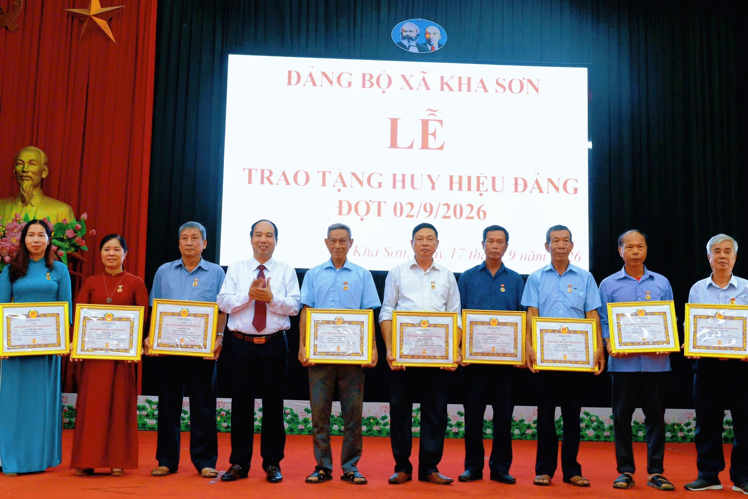 XÃ KHA SƠN 131 ĐẢNG VIÊN ĐƯỢC TRAO HUY HIỆU ĐẢNG ĐỢI 2-9 NĂM 2026