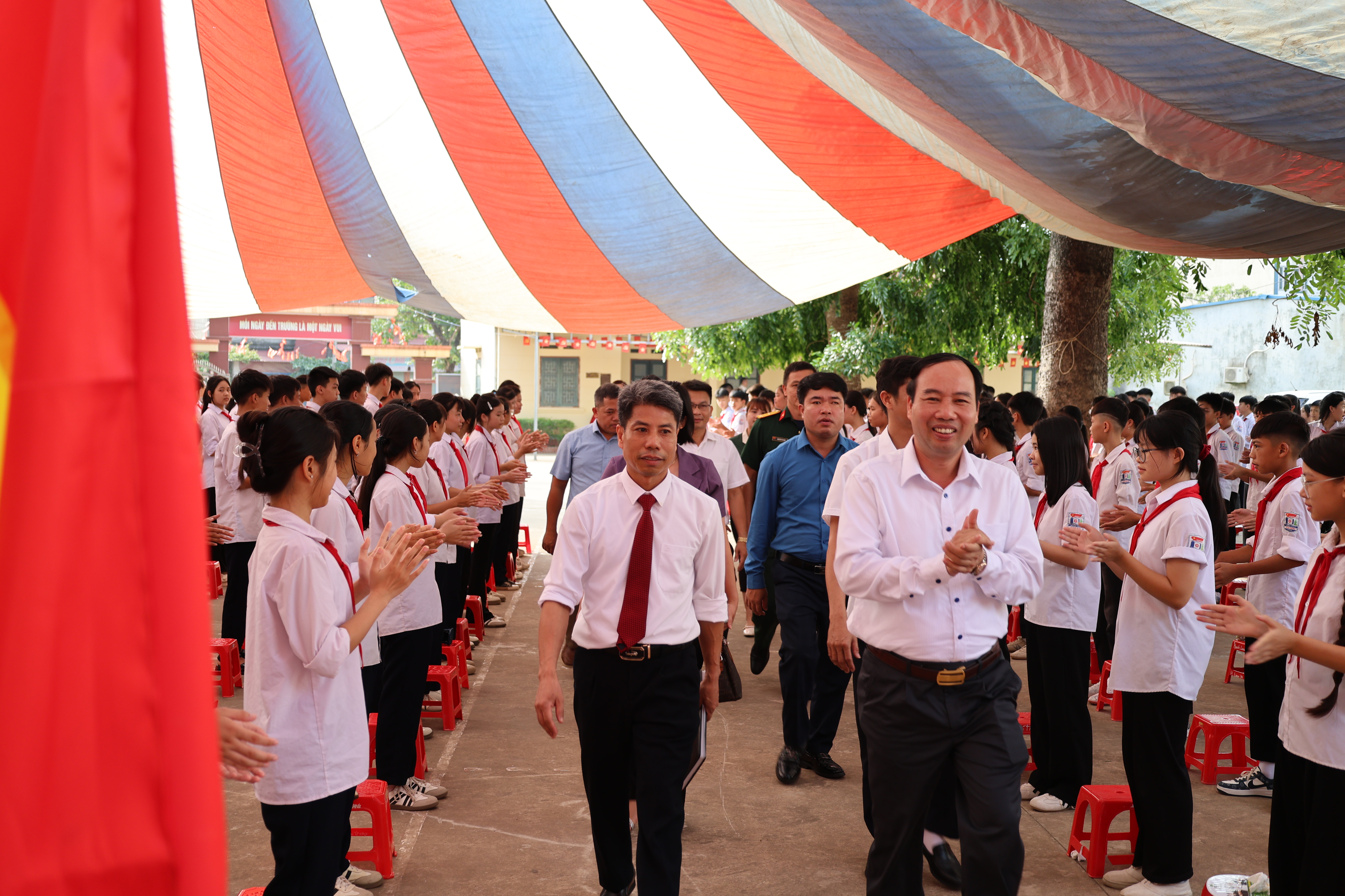 Đồng chí Bí thư Đảng ủy xã Kha Sơn dự Lễ tổng kết năm học tại Trường THCS Kha Sơn