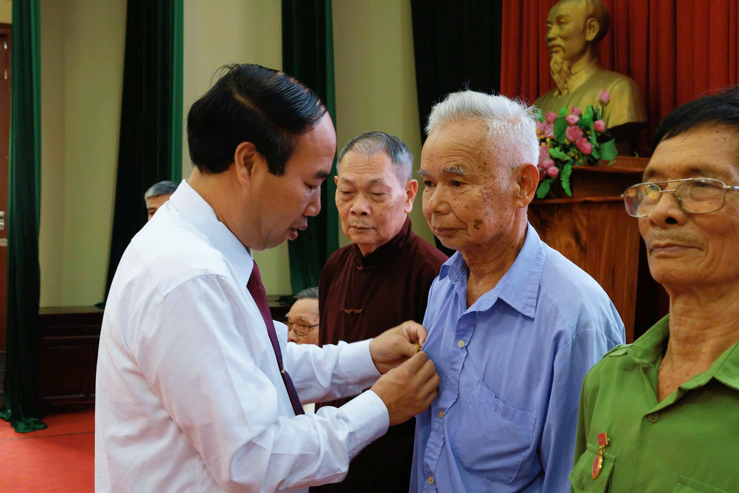 Anh-tin-bai