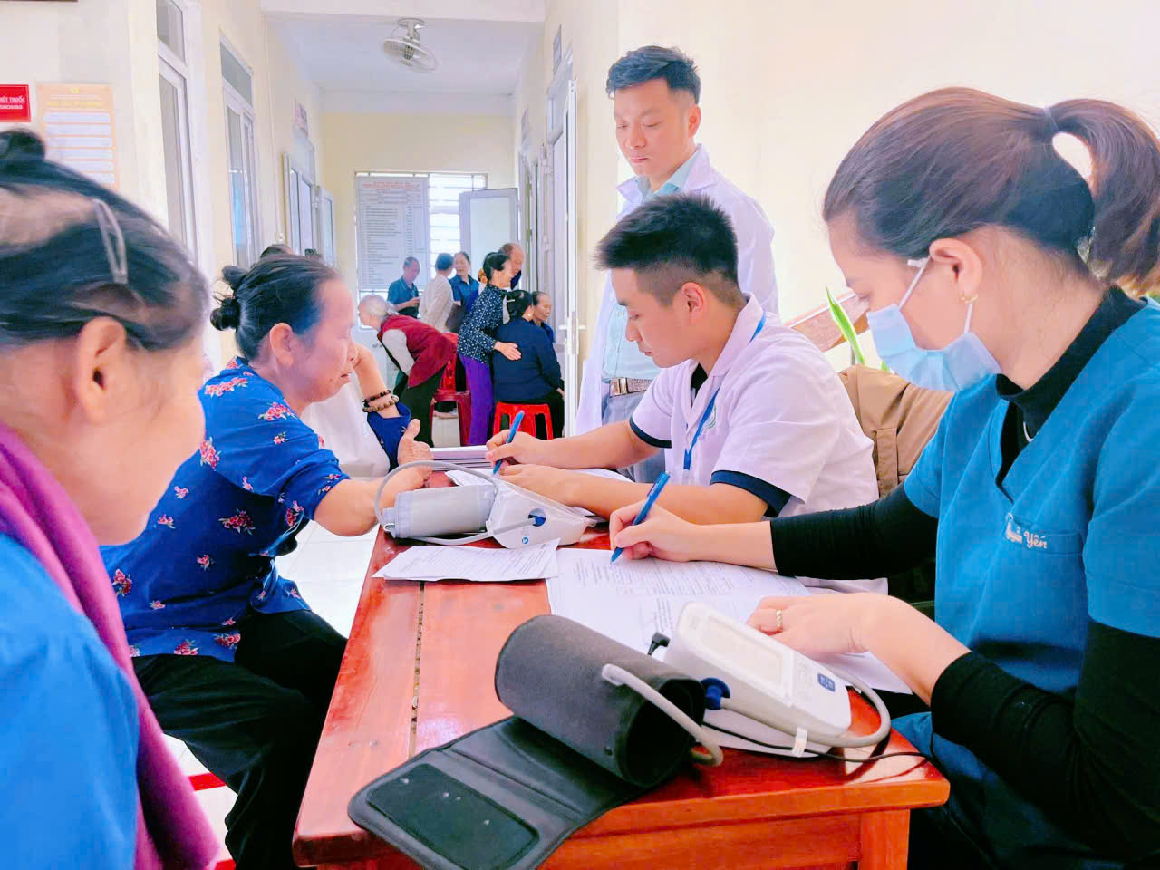 TRÊN 200 NGƯỜI DÂN ĐƯỢC KHÁM SỨC KHỎE MIỄN PHÍ
