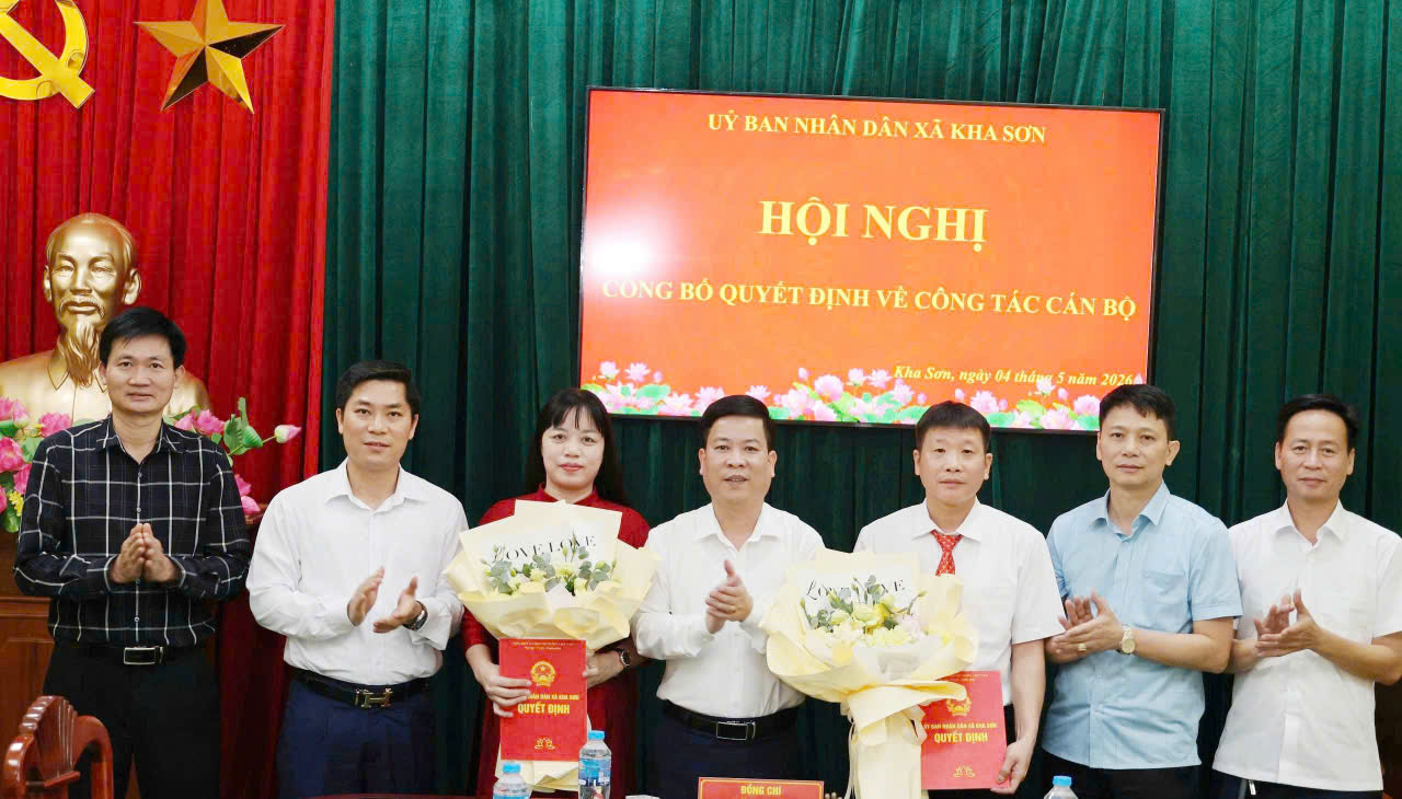 XÃ KHA SƠN CÔNG BỐ CÁC QUYẾT ĐỊNH VỀ CÔNG TÁC CÁN BỘ