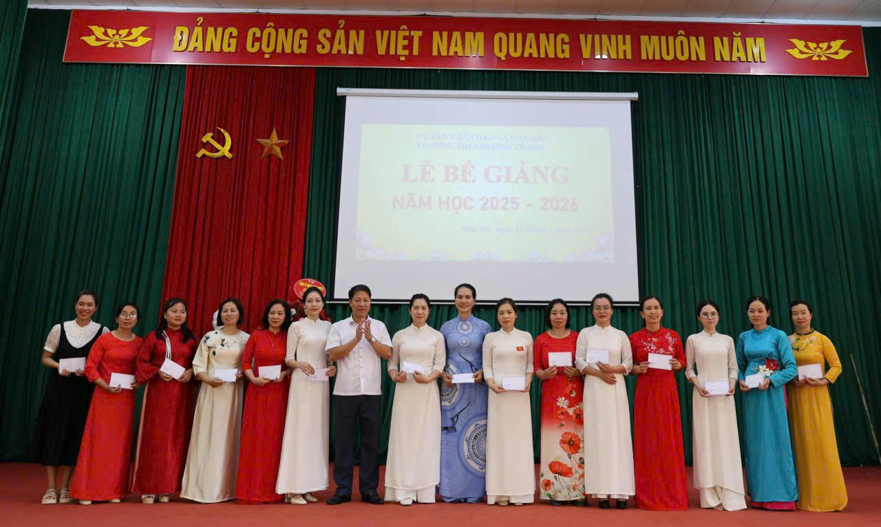 ĐỒNG CHÍ NGUYỄN VĂN THỊNH PHÓ BÍ THƯ THƯỜNG TRỰC ĐẢNG ỦY, CHỦ TỊCH HĐND XÃ DỰ LỄ TỔNG KẾT NĂM HỌC 2025-2026 TẠI TRƯỜNG THCS DƯƠNG THÀNH