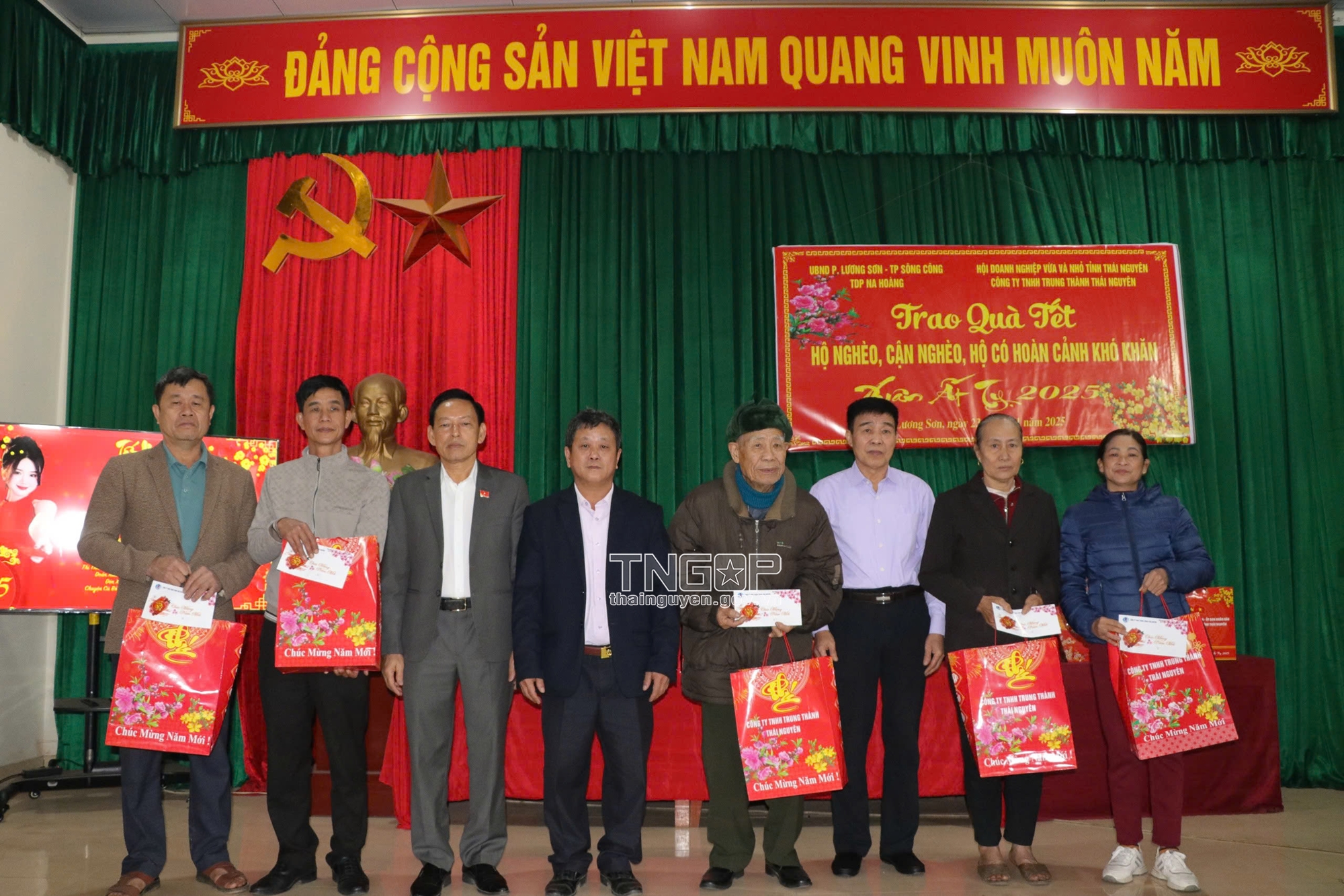 Hiệp hội Doanh nghiệp nhỏ và vừa tỉnh và Công ty TNHH Trung Thành tặng quà Tết cho hộ nghèo