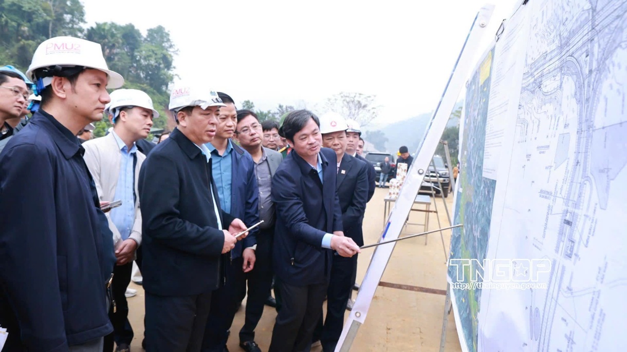 Minister of Construction inspects progress of transport projects in Thai Nguyen