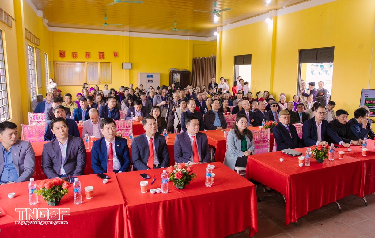 Inauguration of the concrete road in Dong Huong hamlet, Kha Son commune