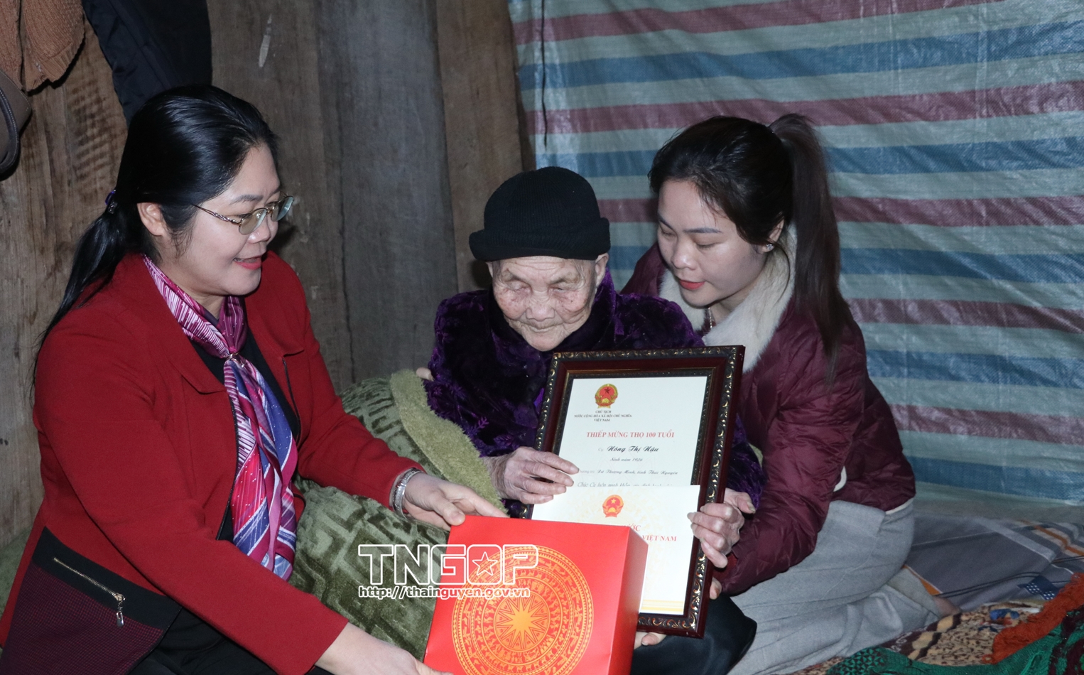 The provincial working delegation visits and presents gifts on the occasion of Binh Ngo Lunar New Year 2026