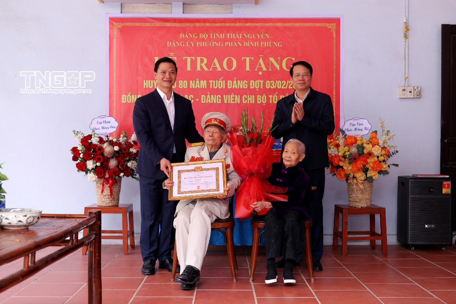 Chairman of the Provincial People's Committee Vuong Quoc Tuan awards 80-year Party Membership Badge to veteran Party member in Phan Dinh Phung Ward