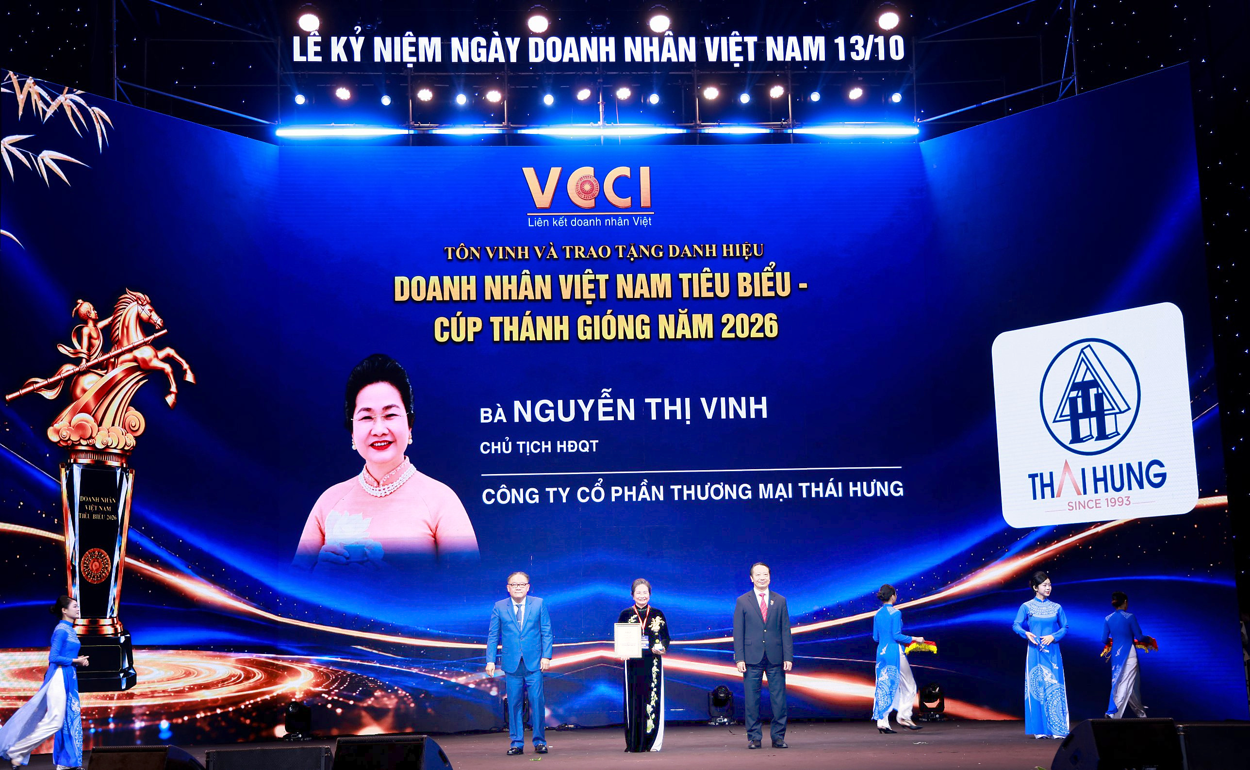 Entrepreneur Nguyen Thi Vinh honored as an “Outstanding Vietnamese Entrepreneur - Thanh Giong Cup” recipient for the second time