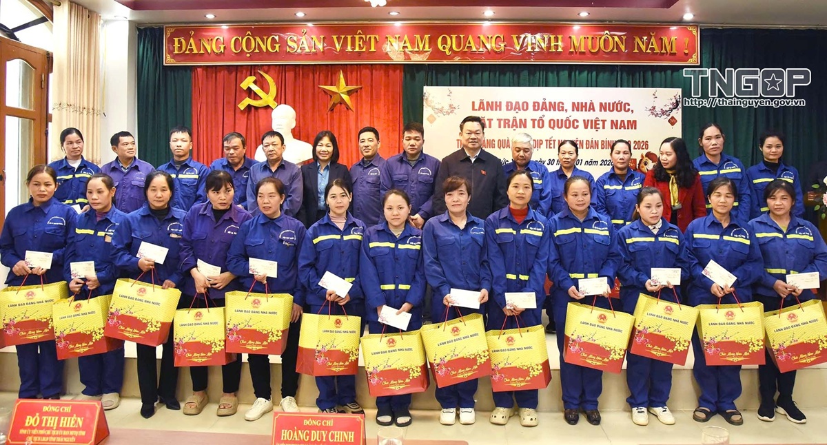 Permanent Vice Chairman of the National Assembly's Ethnic Council presents gifts to workers in Duc Xuan ward