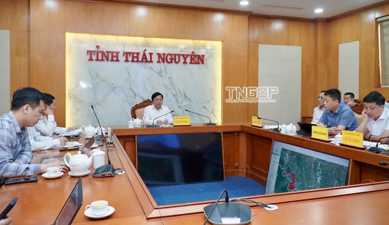 Reviewing the route alignment of the 500 kV Hiep Hoa - Thai Nguyen power line