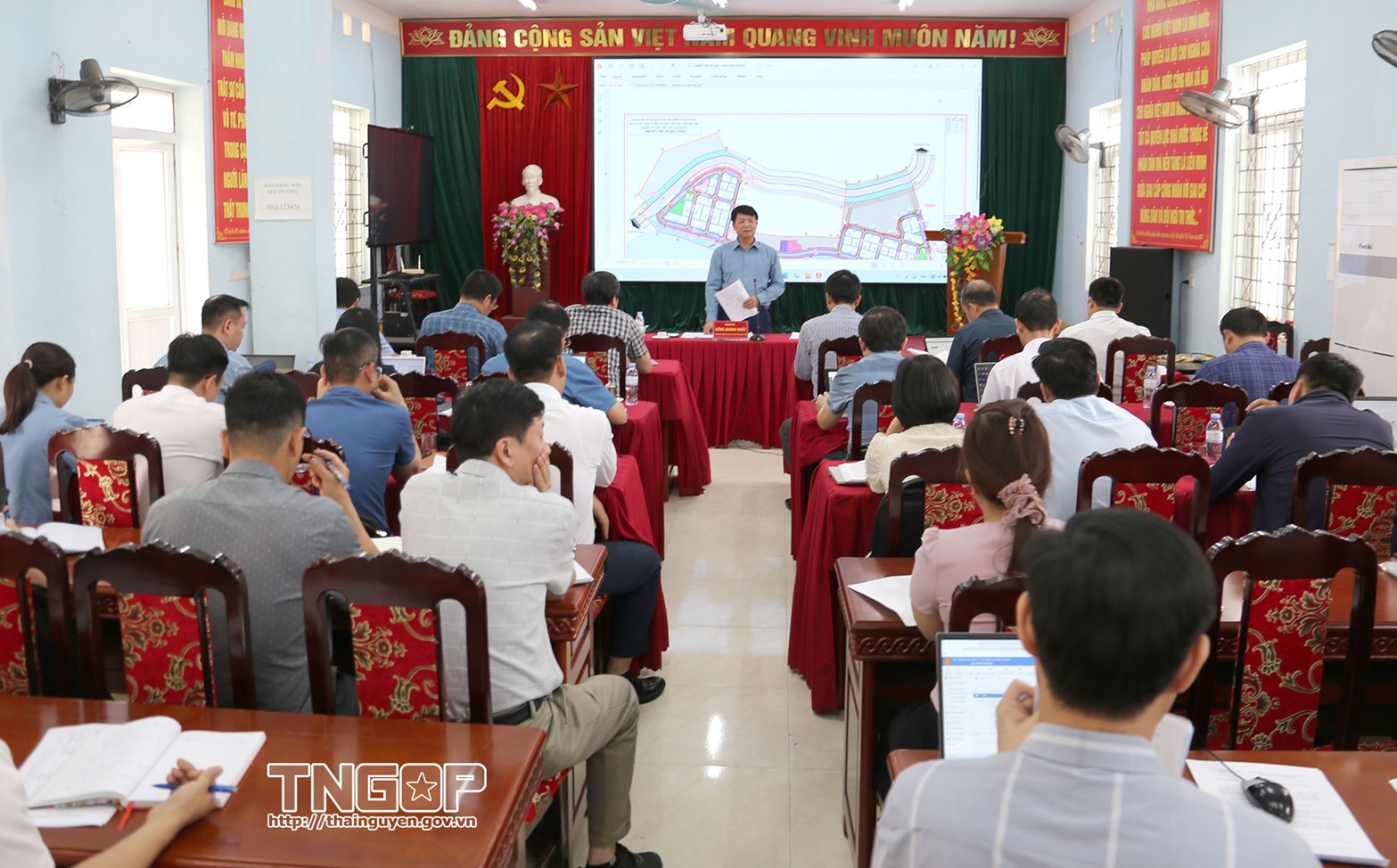 Reviewing progress on compensation, support and resettlement for the Cho Moi - Bac Kan Expressway Project