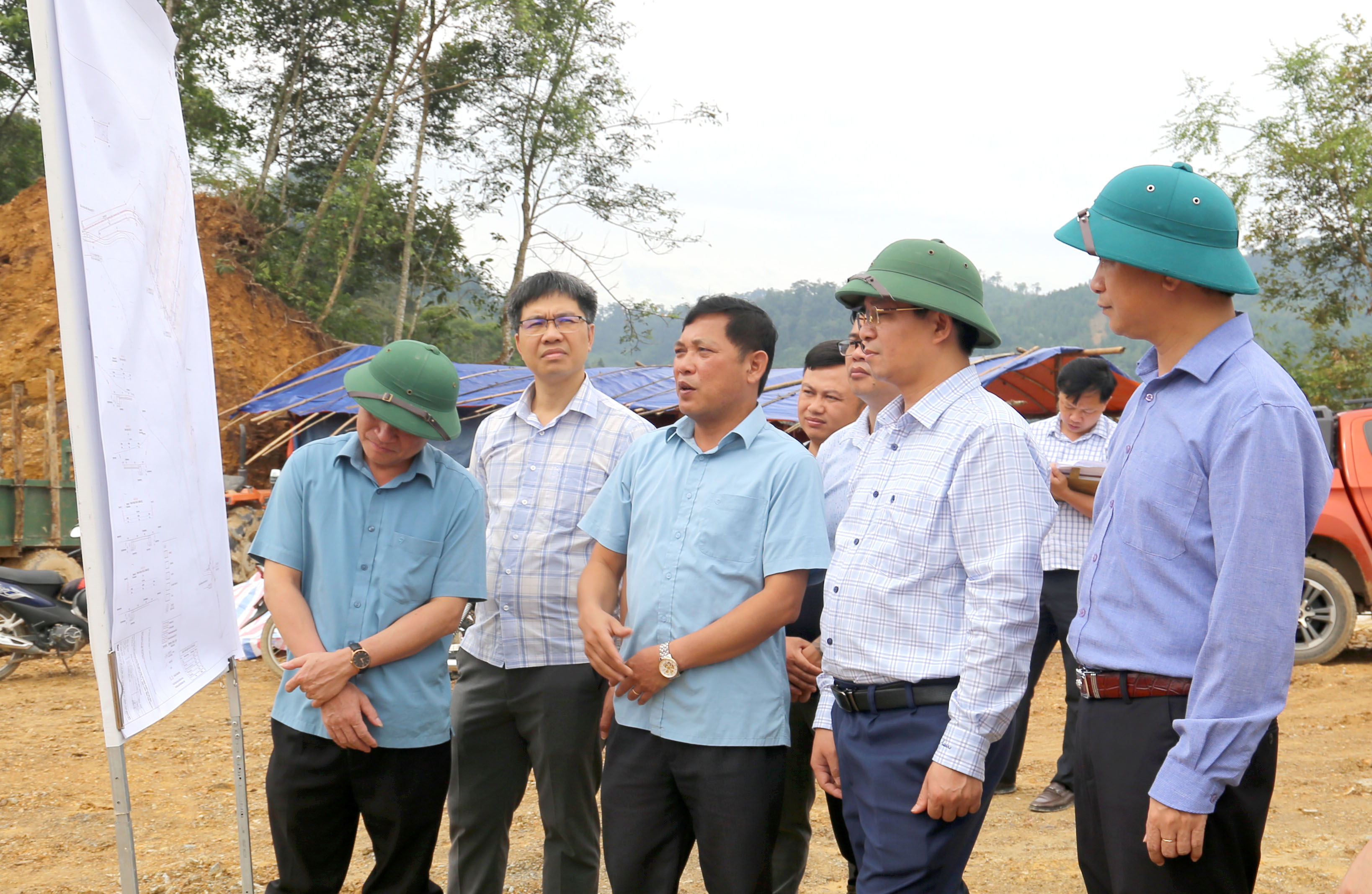 Vice Chairman of the Provincial People's Committee Nong Quang Nhat inspects the progress of resettlement areas in Van Lang and Thanh Thinh communes
