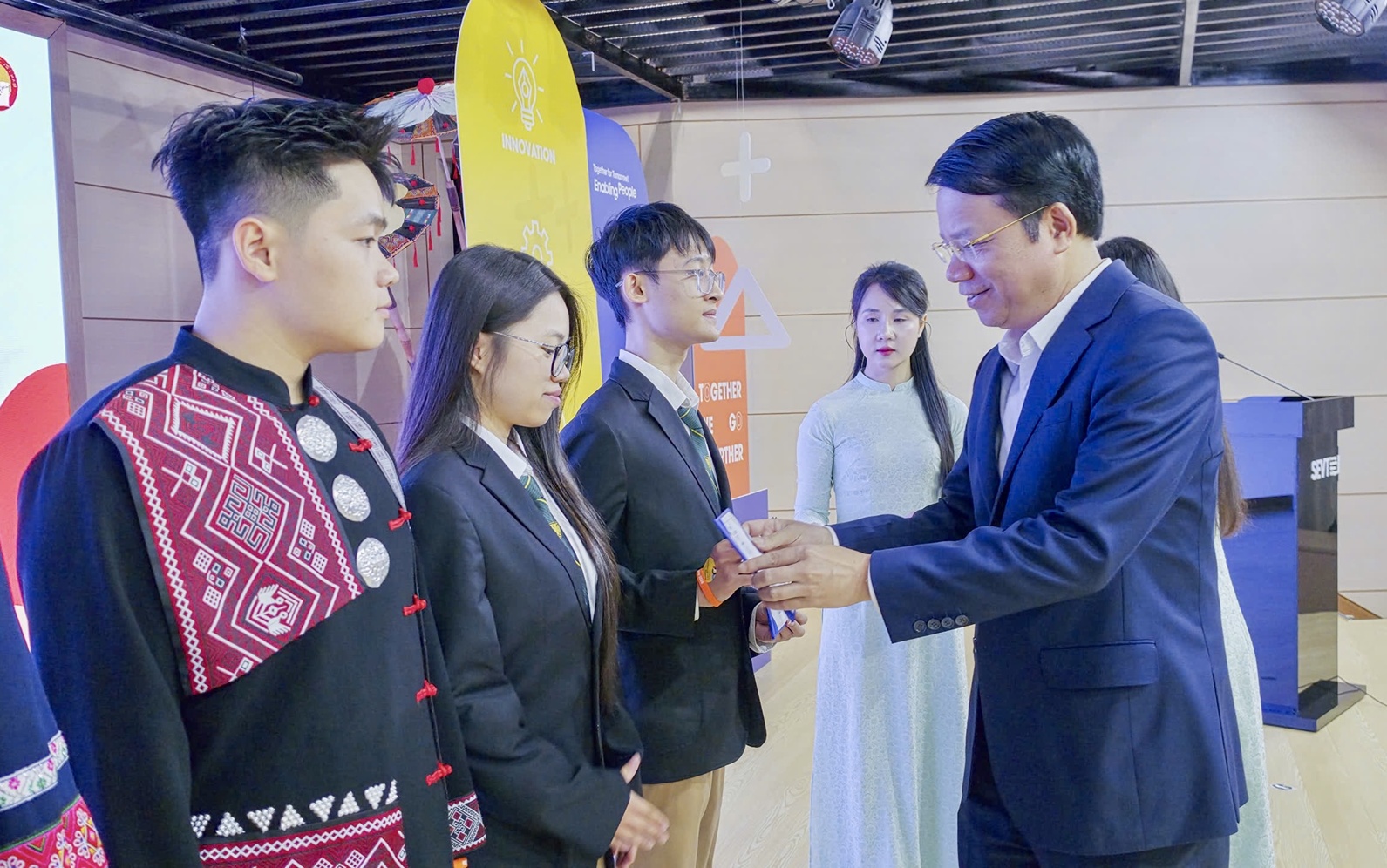 Samsung presents scholarships and awards to outstanding students and teachers of Thai Nguyen Province