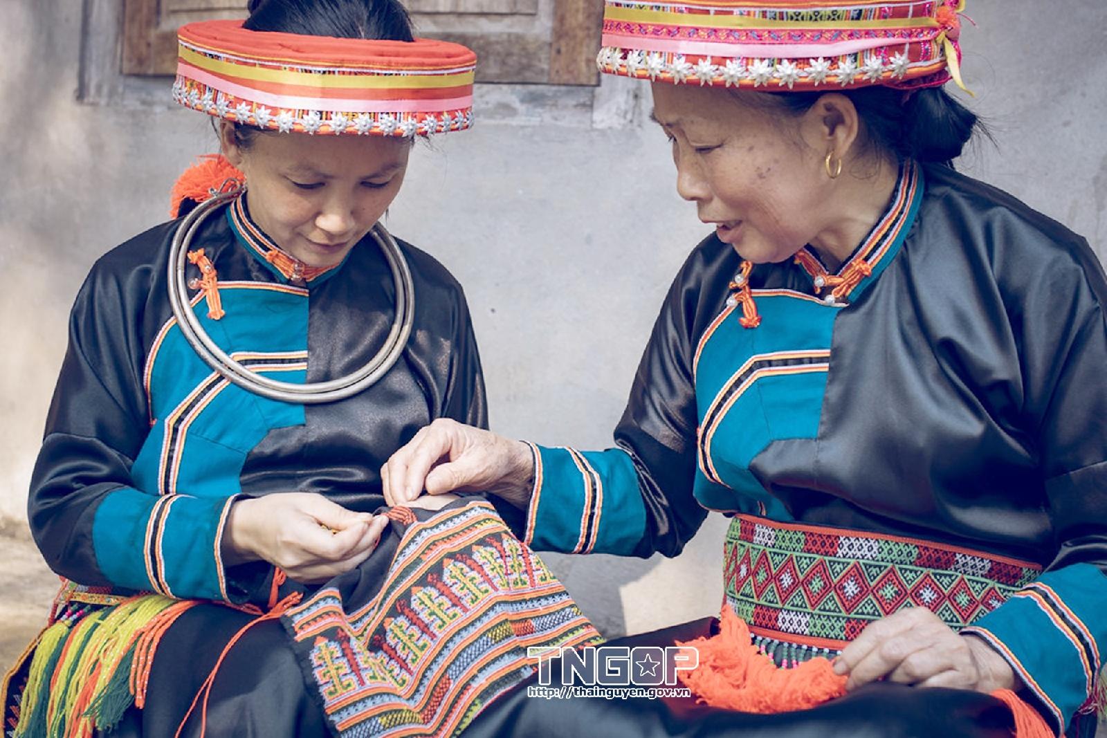 Dao Que Lam 여성 복장, 타이응우옌 고산문화의 자수 그림