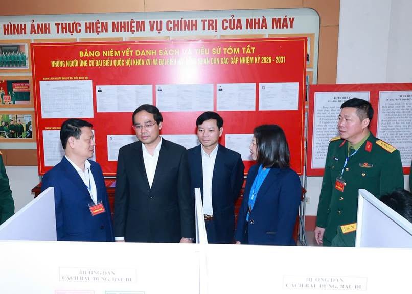 A group of people standing in front of a red board
AI-generated content may be incorrect.