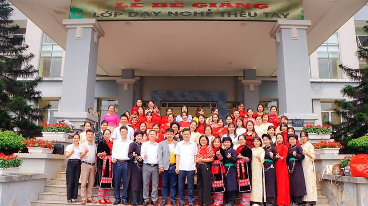 A group of people standing in front of a stage
AI-generated content may be incorrect.