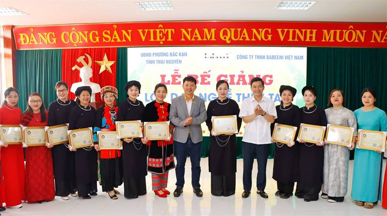 A group of people holding certificates
AI-generated content may be incorrect.