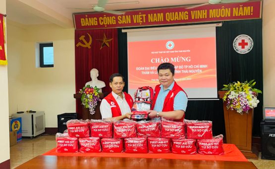 Hội Chữ thập đỏ TP Hồ Chí Minh – Trao tặng túi sơ cấp cứu