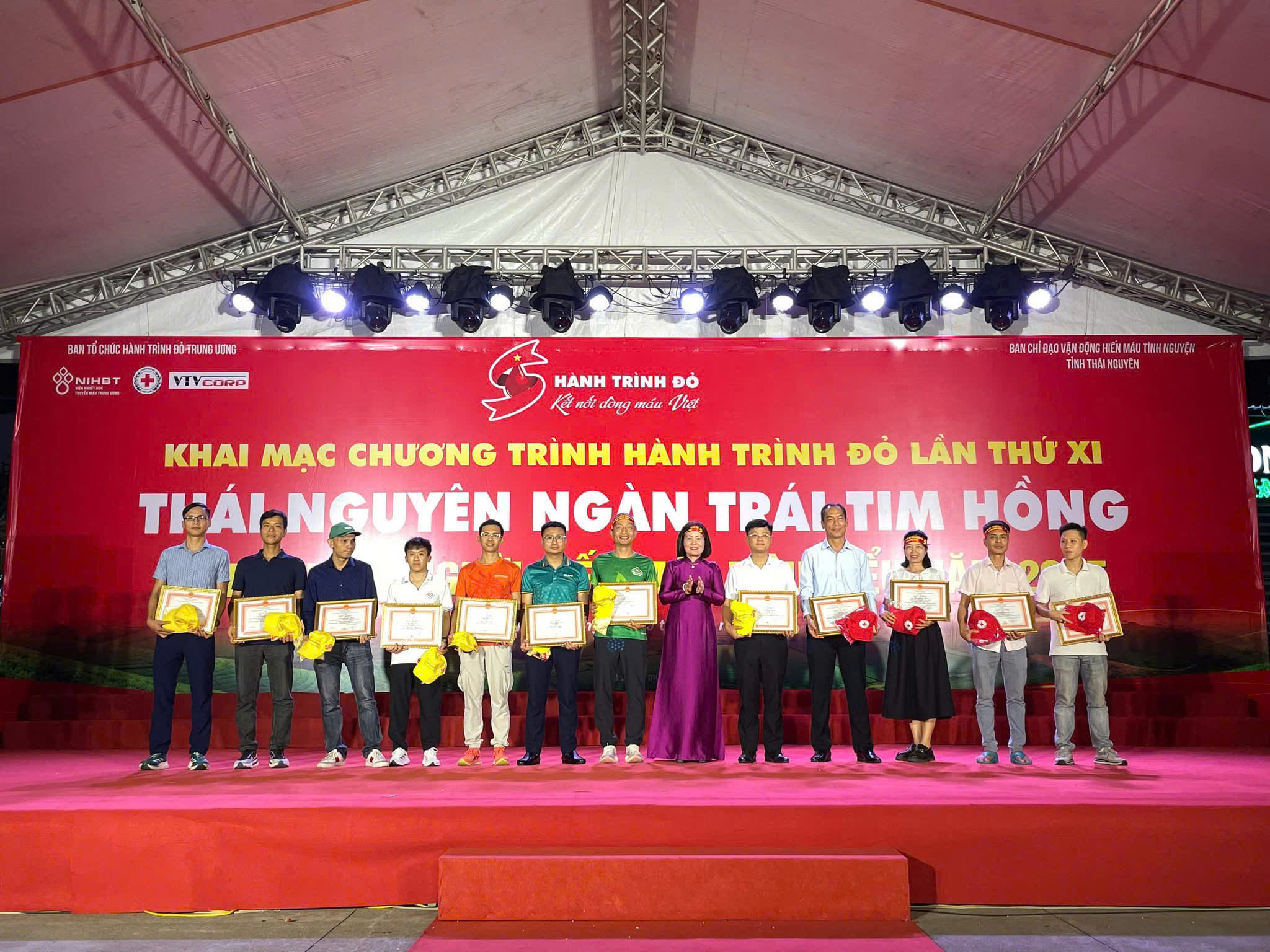 Khai mạc Chương trình 'Hành trình đỏ - Thái Nguyên ngàn trái tim hồng'