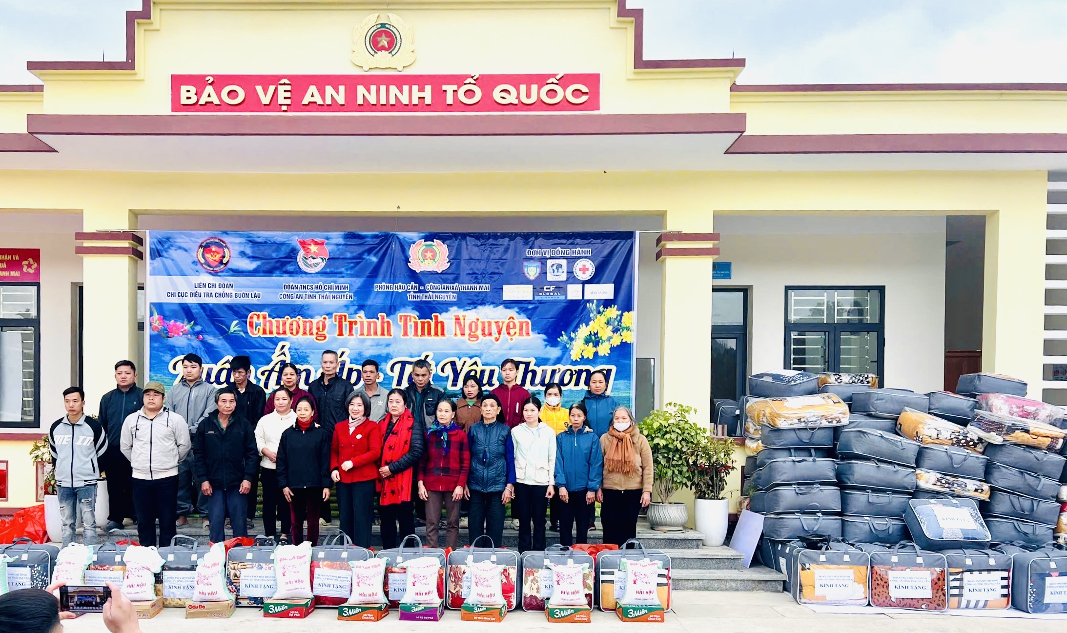 Hội Chữ thập đỏ đồng hành cùng lực lượng công an tặng quà Tết tại xã Thanh Mai