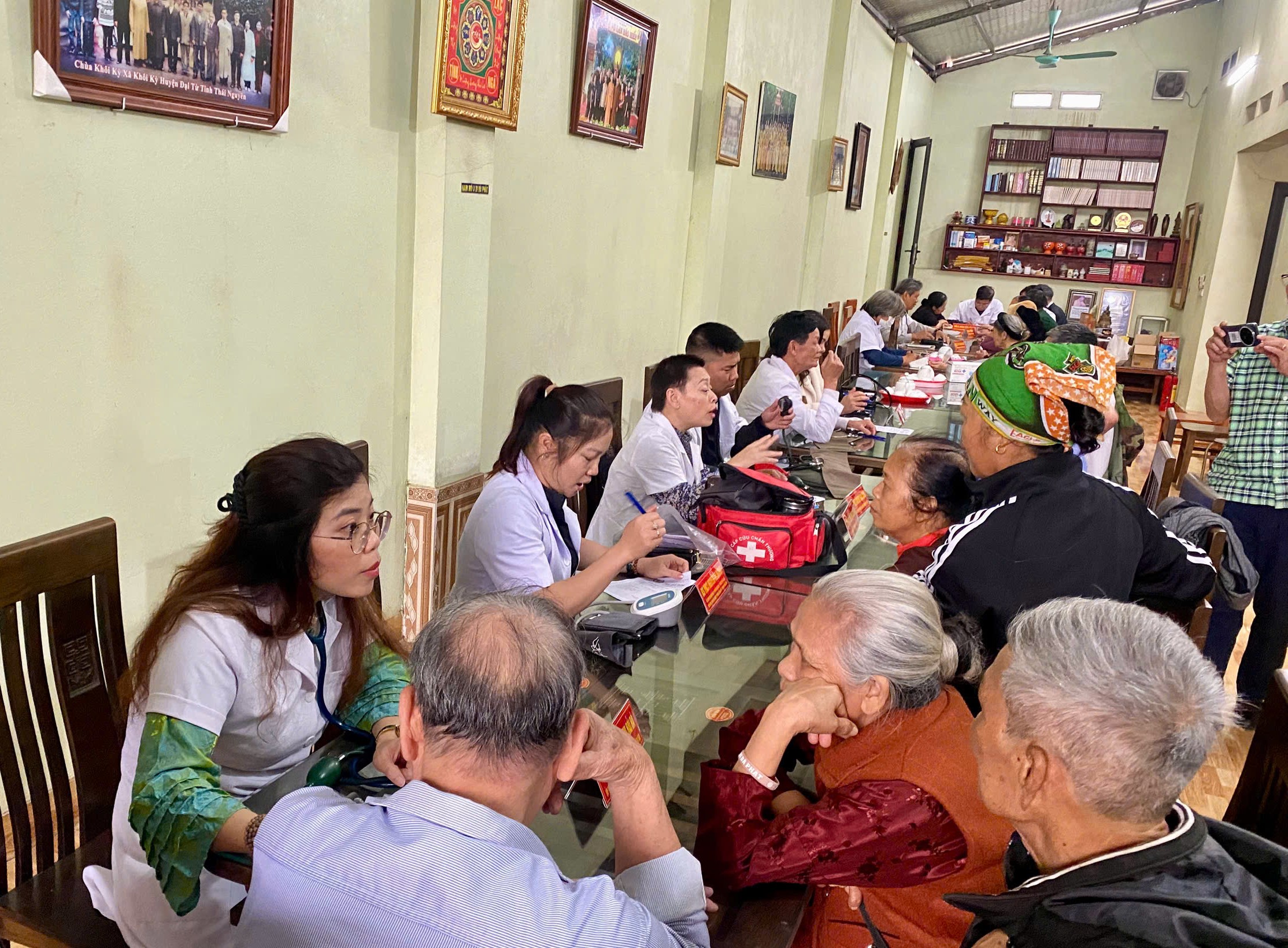 Hội chữ thập đỏ xã Đại Từ khám bệnh miễn phí, tặng quà cho người có hoàn cảnh khó khăn