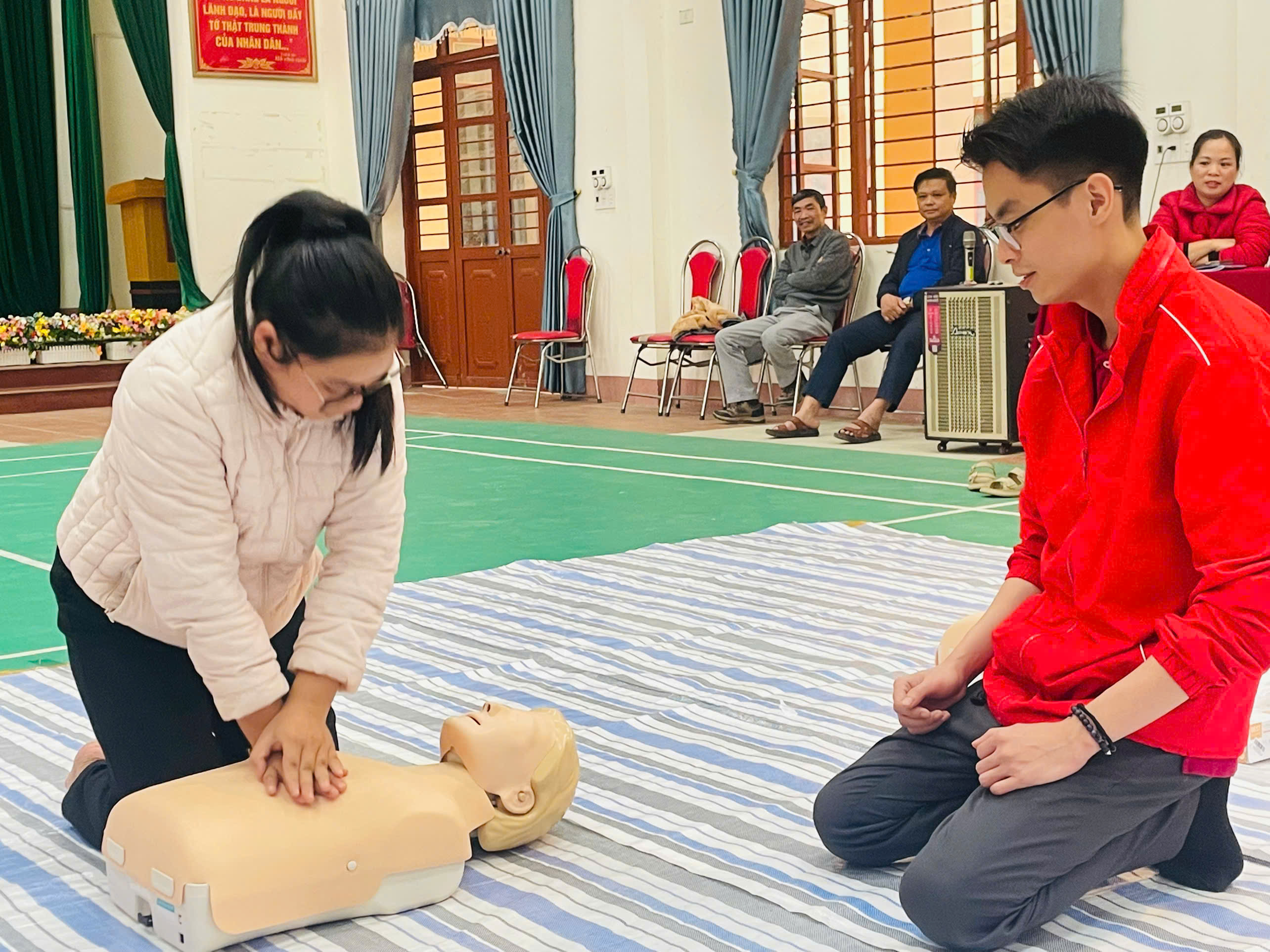 Trang bị kỹ năng sơ cấp cứu cho giáo viên, phụ huynh Trường Tiểu học Phú Đình