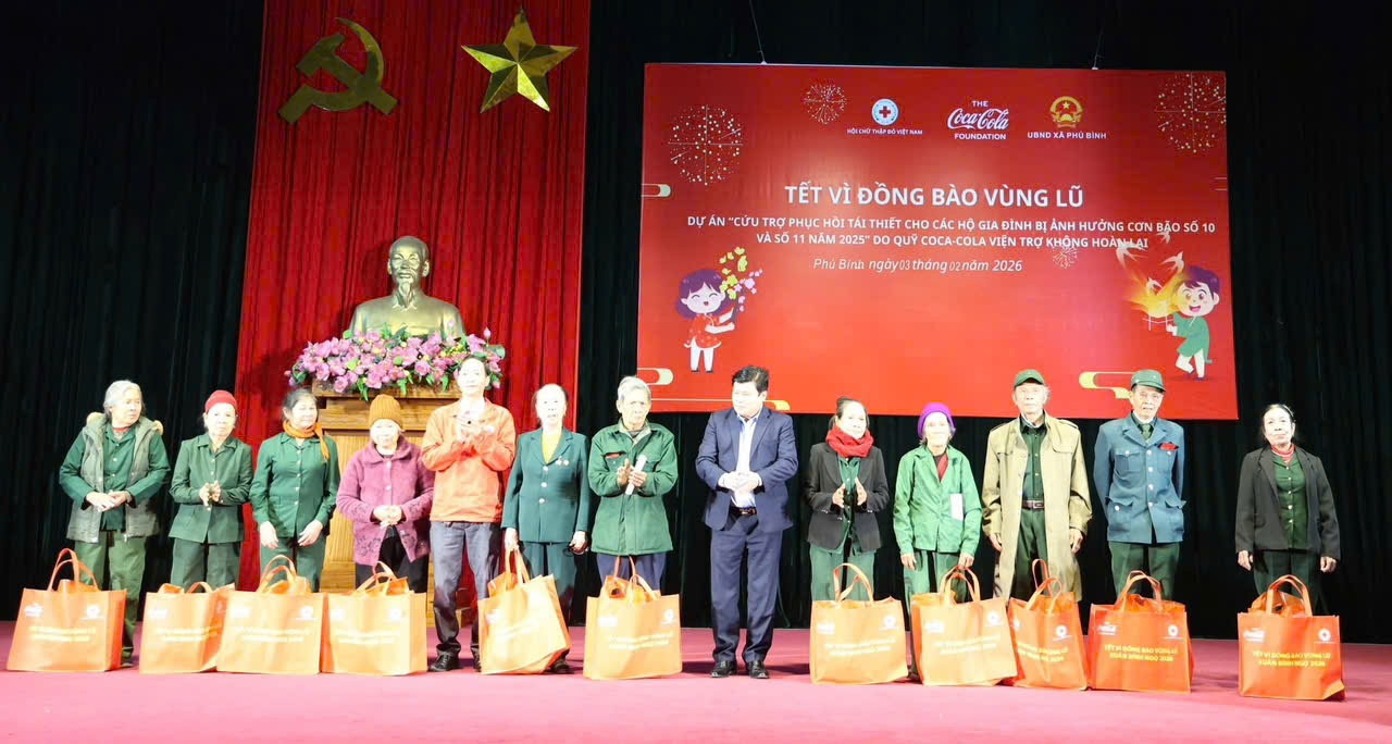  Tặng 500 suất quà Tết cho người dân xã Phú Bình từ "Tết vì đồng bào vùng lũ"