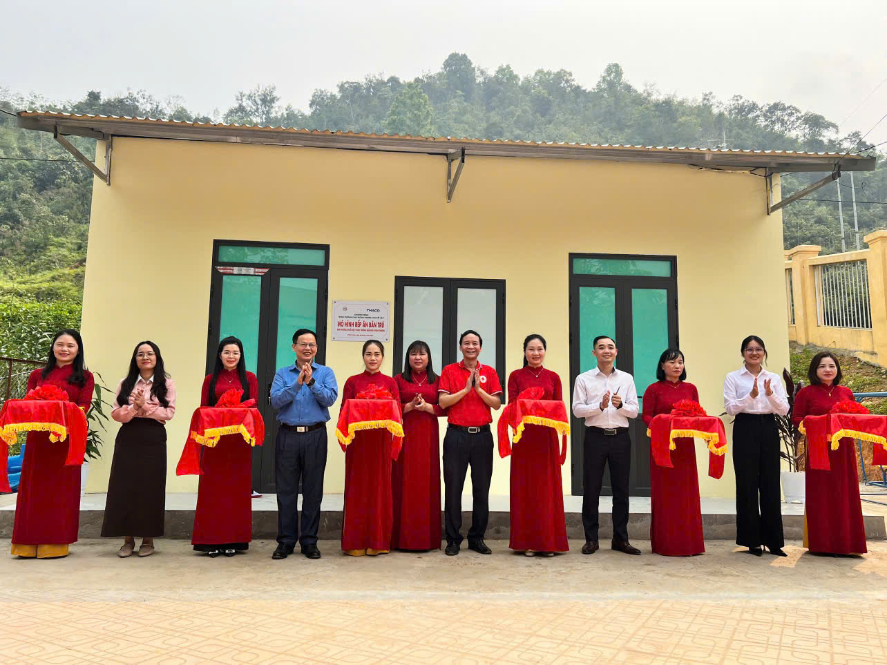 Khánh thành, bàn giao bếp ăn bán trú cho học sinh vùng khó