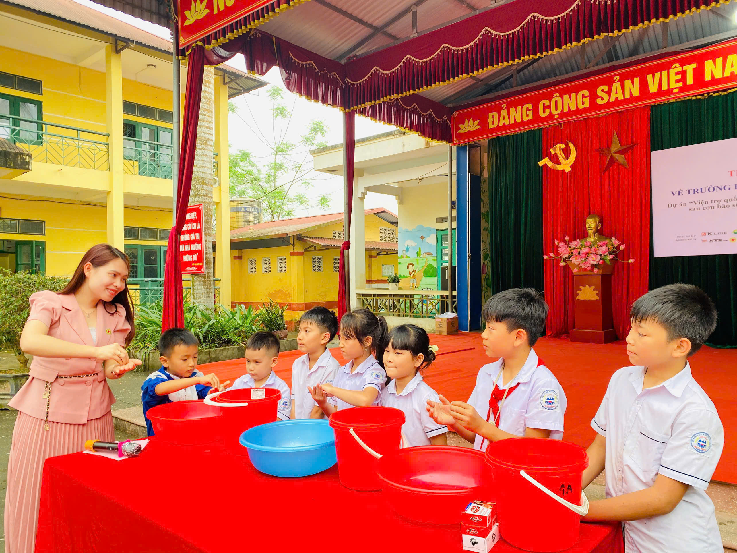 Tăng cường kỹ năng an toàn trường học cho học sinh trường Tiểu học Điềm Mặc sau bão