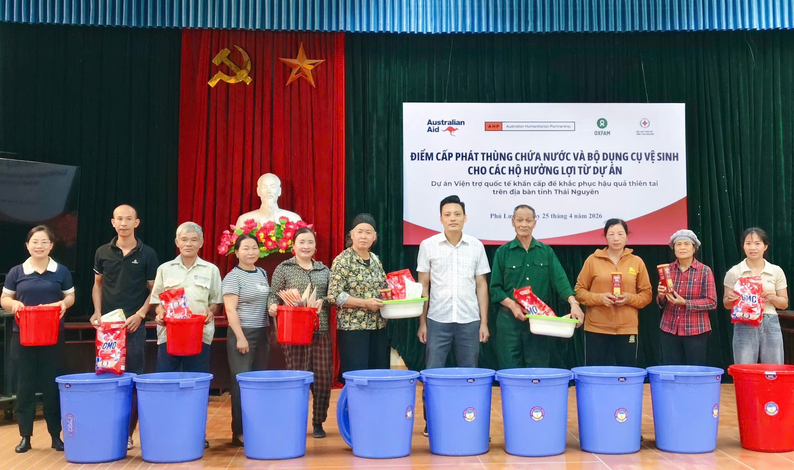 Cấp phát thùng chứa nước và bộ dụng cụ vệ sinh cho người dân bị ảnh hưởng thiên tai