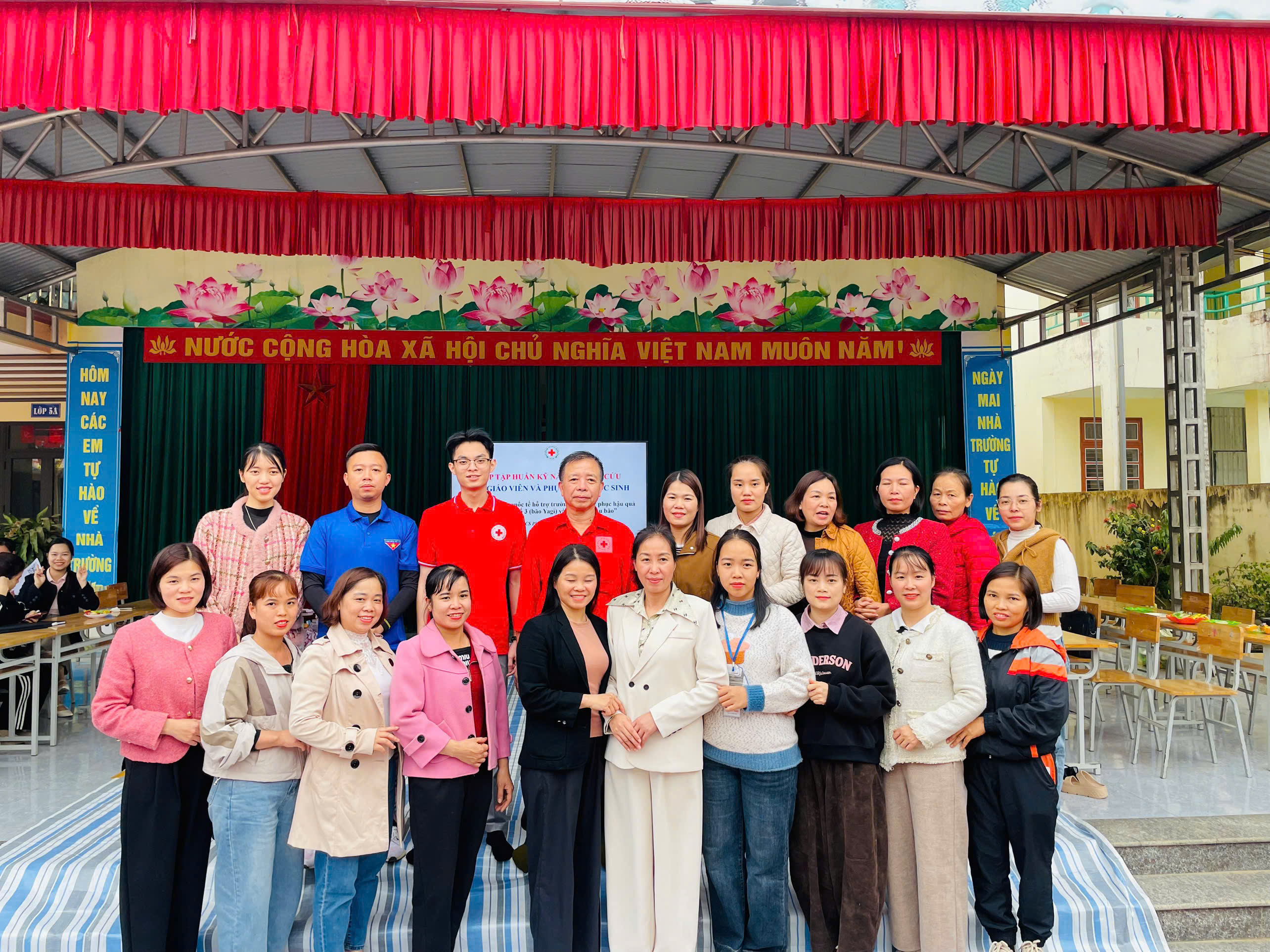 Nâng cao kỹ năng sơ cấp cứu cho giáo viên, phụ huynh Trường THCS Phú Tiến