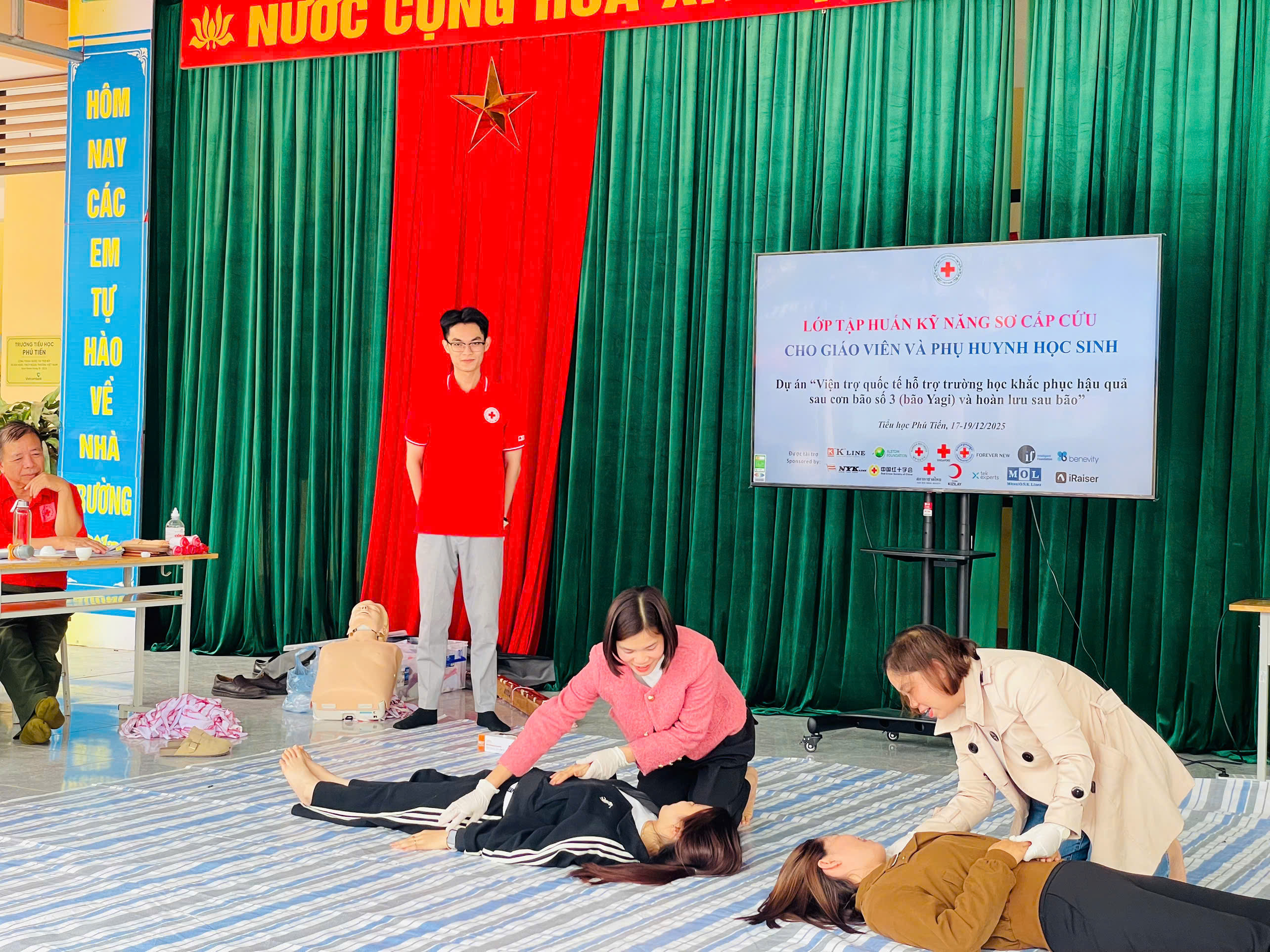 30 giáo viên, phụ huynh Trường Tiểu học Phú Tiến tham gia tập huấn sơ cấp cứu