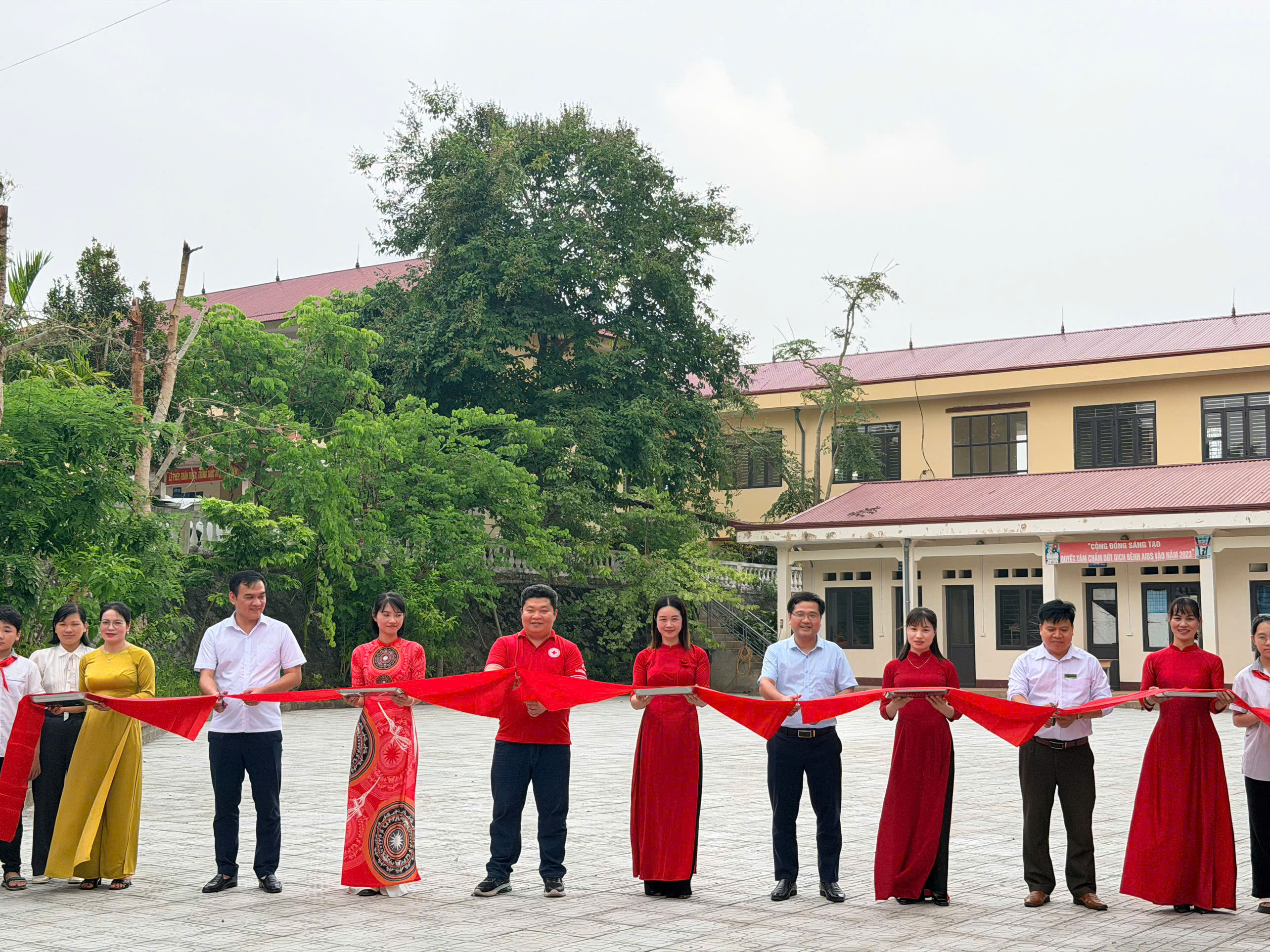 Bàn giao công trình lát gạch sân trường tại Trường THCS Bộc Nhiêu