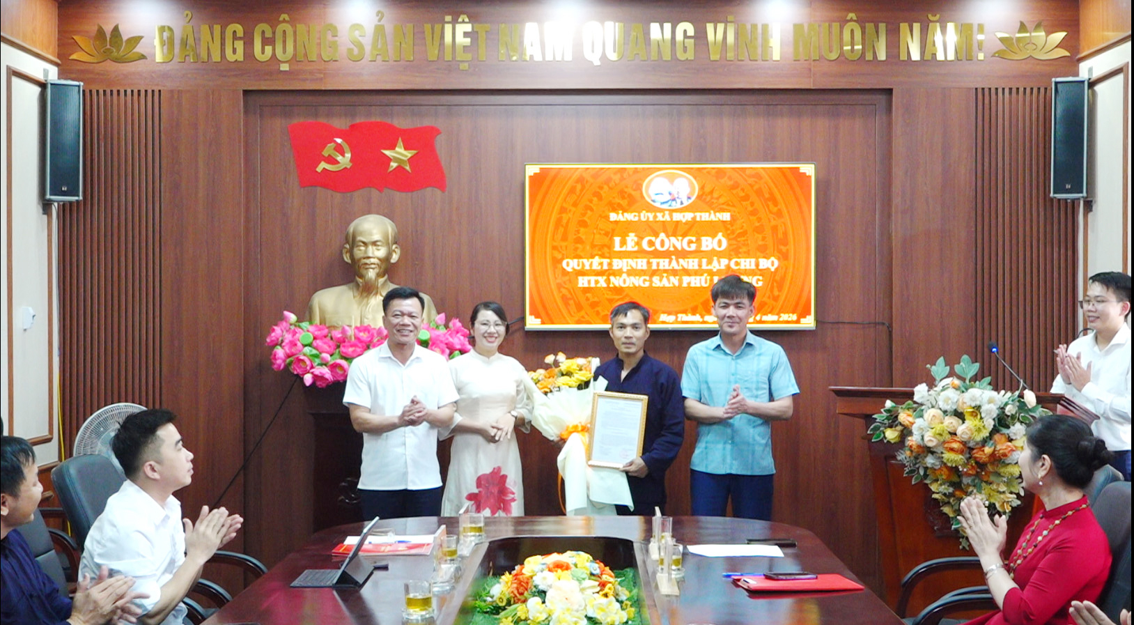 Đảng ủy xã Hợp Thành công bố Quyết định thành lập Chi bộ Hợp tác xã Nông sản Phú Lương
