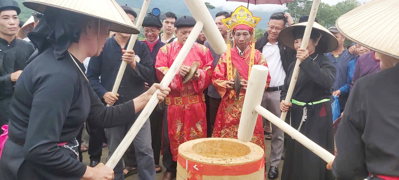 Lễ hội giã cốm mừng cơm mới của đồng bào Tày xã Đức Lương