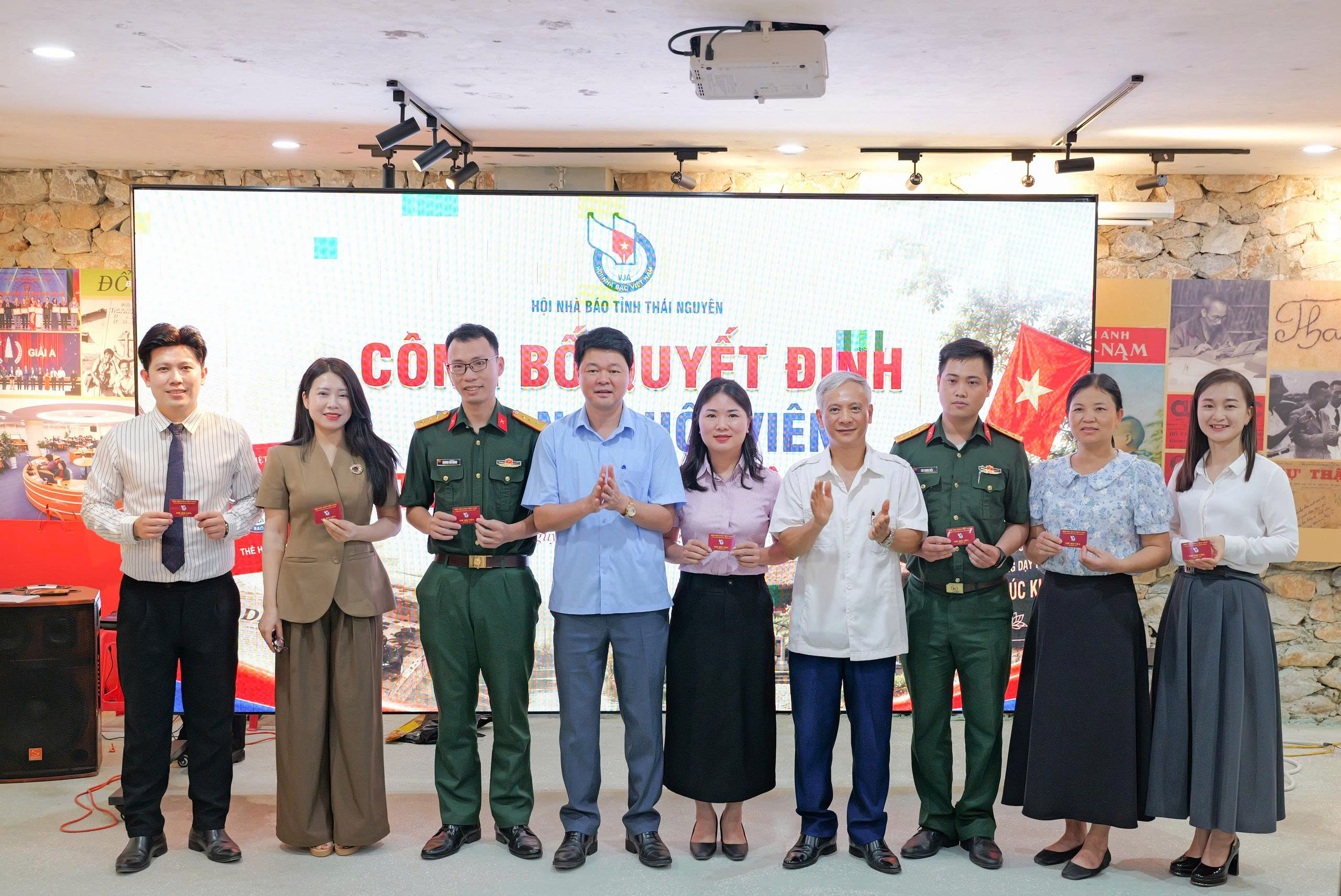 Hội Nhà báo tỉnh Thái Nguyên kết nạp hội viên mới nhân kỷ niệm 101 năm Ngày Báo chí cách mạng Việt Nam