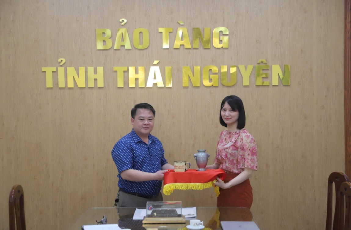 Bàn giao 06 hiện vật cho Phòng Nghiên cứu Bảo tàng, Cục Quản Trị, Văn phòng Trung ương Đảng
