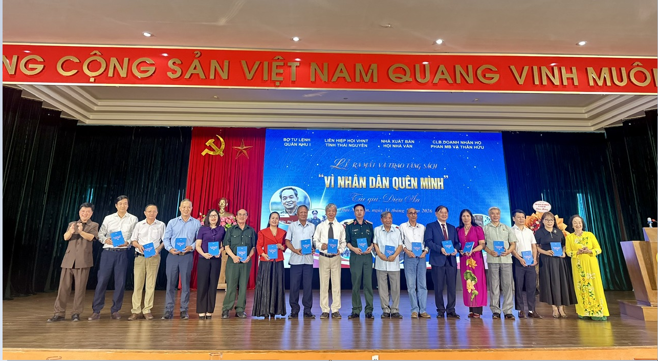 Ra mắt cuốn sách "Vì nhân dân quên mình"